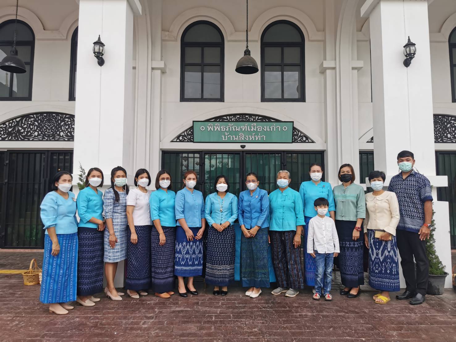 พช.ยโสธร สวมผ้าไทย ใส่ให้สนุก อนุรักษ์ผ้าไทยให้ทันสมัย ทำบุญตักบาตร ในงานทำบุญตักบาตรย้อนยุควิถีถิ่นวิถีไทย และจำหน่ายสินค้า OTOP ณ ถนนคนเดินยโสธร เมืองเก่าบ้านสิงห์