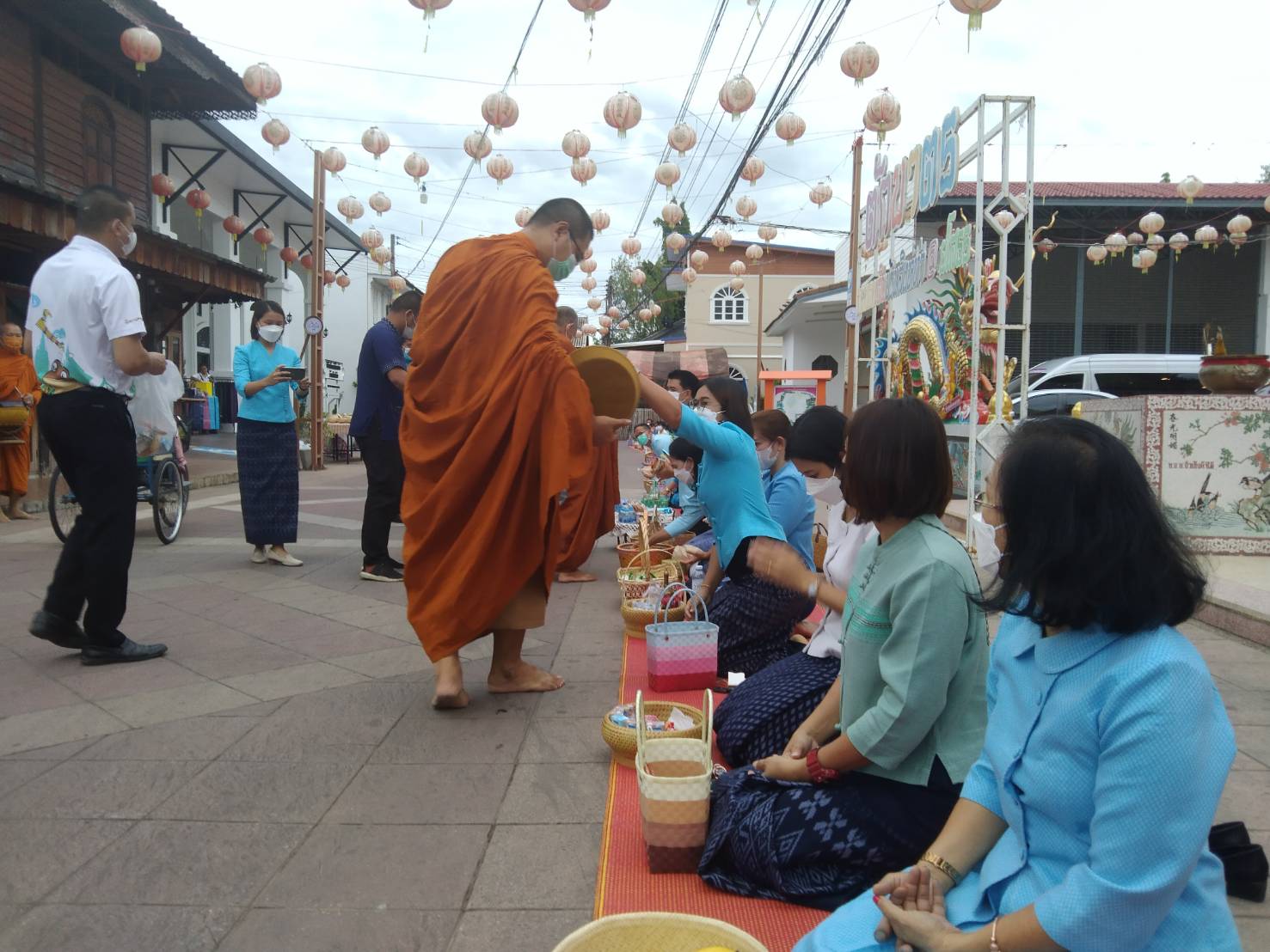 พช.ยโสธร สวมผ้าไทย ใส่ให้สนุก อนุรักษ์ผ้าไทยให้ทันสมัย ทำบุญตักบาตร ในงานทำบุญตักบาตรย้อนยุควิถีถิ่นวิถีไทย และจำหน่ายสินค้า OTOP ณ ถนนคนเดินยโสธร เมืองเก่าบ้านสิงห์