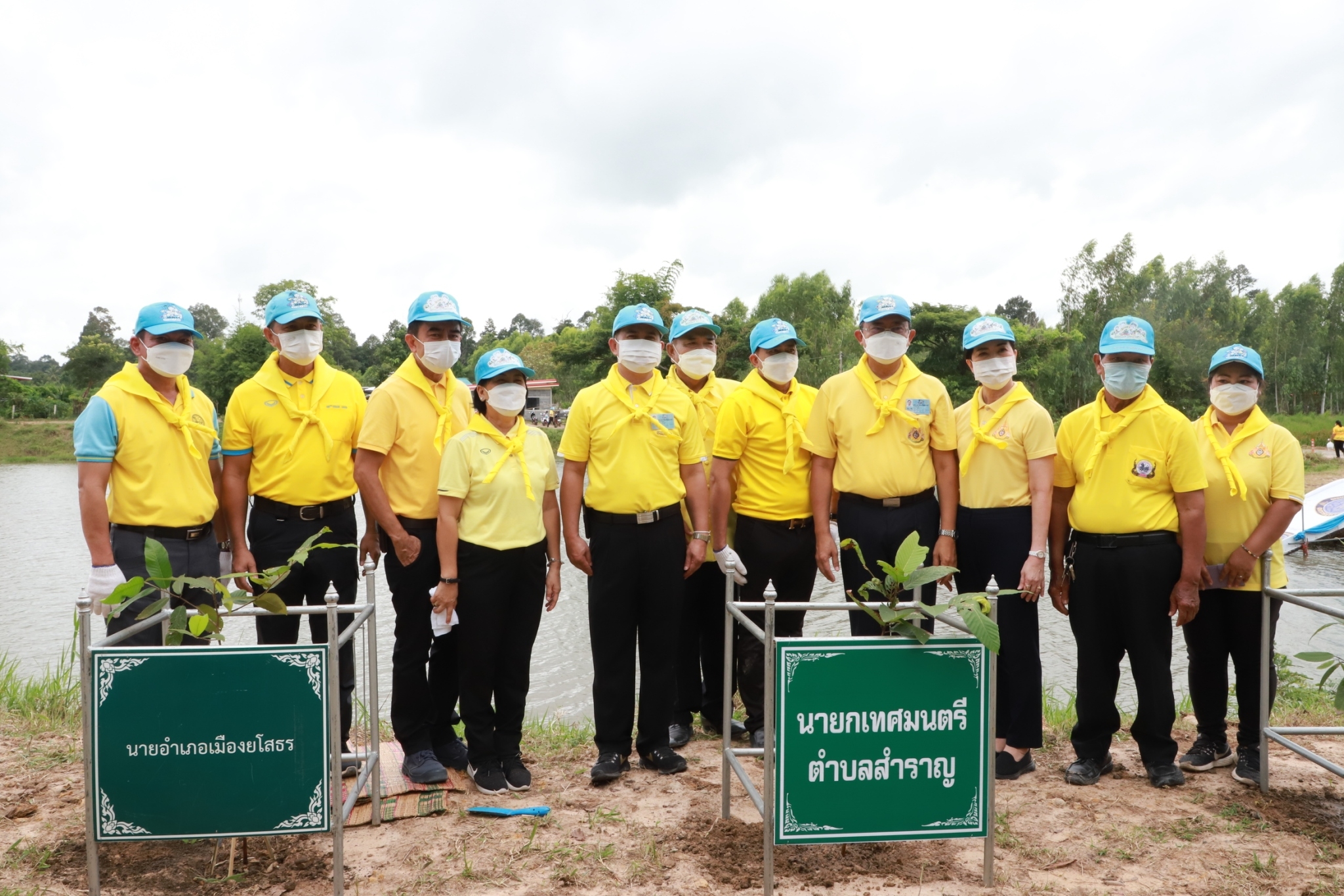 พช.ยโสธร   ร่วมกิจกรรมจิตอาสาพัฒนาปลูกต้นไม้ ปล่อยพันธุ์สัตว์น้ำ   เฉลิมพระเกียรติเนื่องในโอกาสวันเฉลิมพระชนมพรรษา 90 พรรษา 12 สิงหาคม 2565 สมเด็จพระนางเจ้าสิริกิติ์ พระบรมราชินีนาถ พระบรมราชชนนีพันปีหลวง 12 สิงหาคม 2565 ที่หนองน้ำสาธารณะบ้านบาก ต.สำราญ อ.เมืองยโสธร