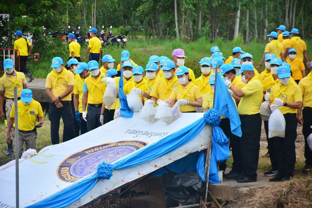 พช.ยโสธร   ร่วมกิจกรรมจิตอาสาพัฒนาปลูกต้นไม้ ปล่อยพันธุ์สัตว์น้ำ   เฉลิมพระเกียรติเนื่องในโอกาสวันเฉลิมพระชนมพรรษา 90 พรรษา 12 สิงหาคม 2565 สมเด็จพระนางเจ้าสิริกิติ์ พระบรมราชินีนาถ พระบรมราชชนนีพันปีหลวง 12 สิงหาคม 2565 ที่หนองน้ำสาธารณะบ้านบาก ต.สำราญ อ.เมืองยโสธร