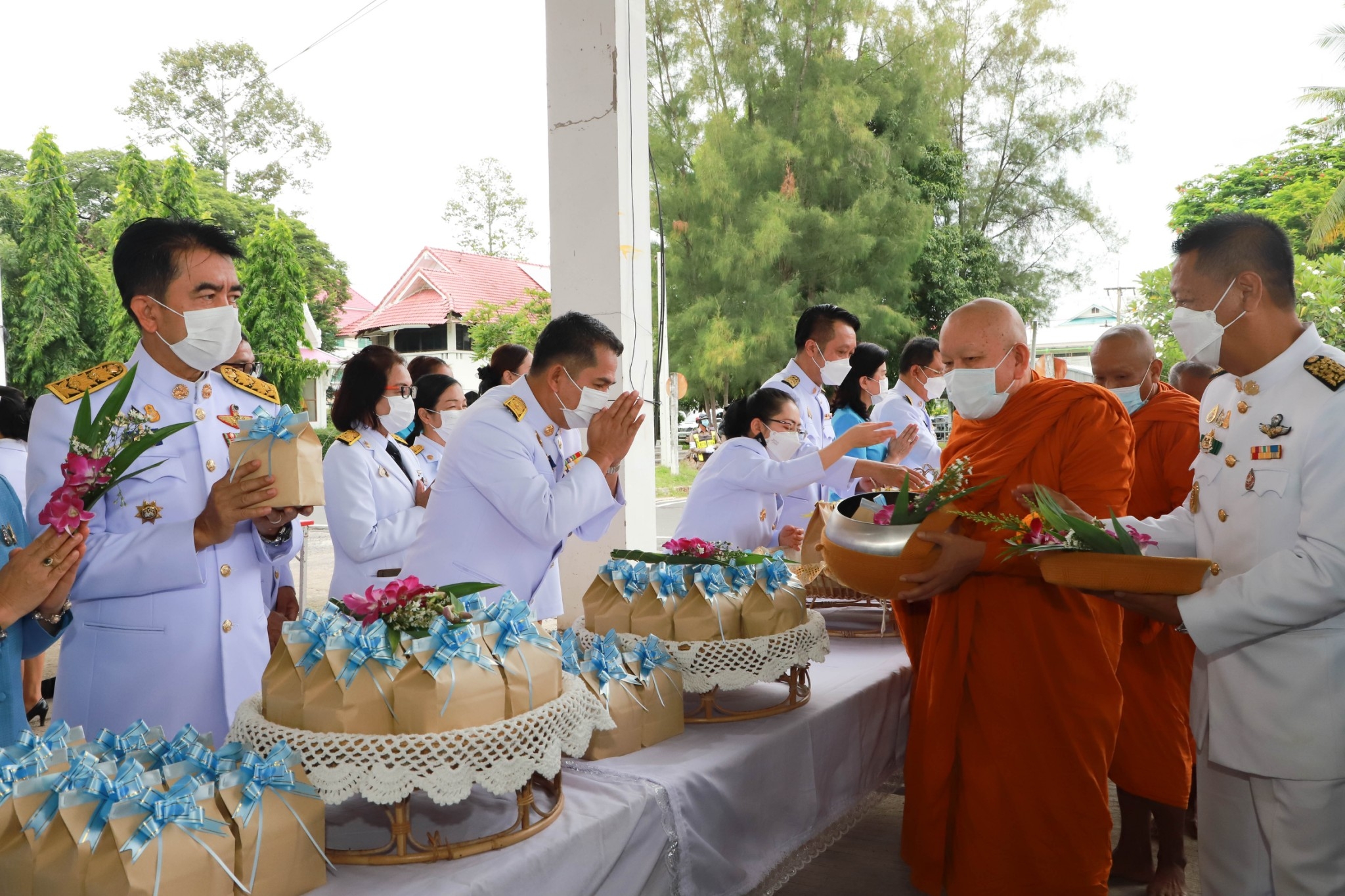 พช.ยโสธร ร่วมพิธีทำบุญตักบาตร พระสงฆ์ และพิธีทางศาสนามหามงคล 5 ศาสนา เพื่อถวายเป็นพระราชกุศล เนื่องในโอกาสวันเฉลิมพระชนมพรรษา 90 พรรษา 12 สิงหาคม 2565 สมเด็จพระนางเจ้าสิริกิติ์ พระบรมราชินีนาถ พระบรมราชชนนีพันปีหลวง 12 สิงหาคม 2565