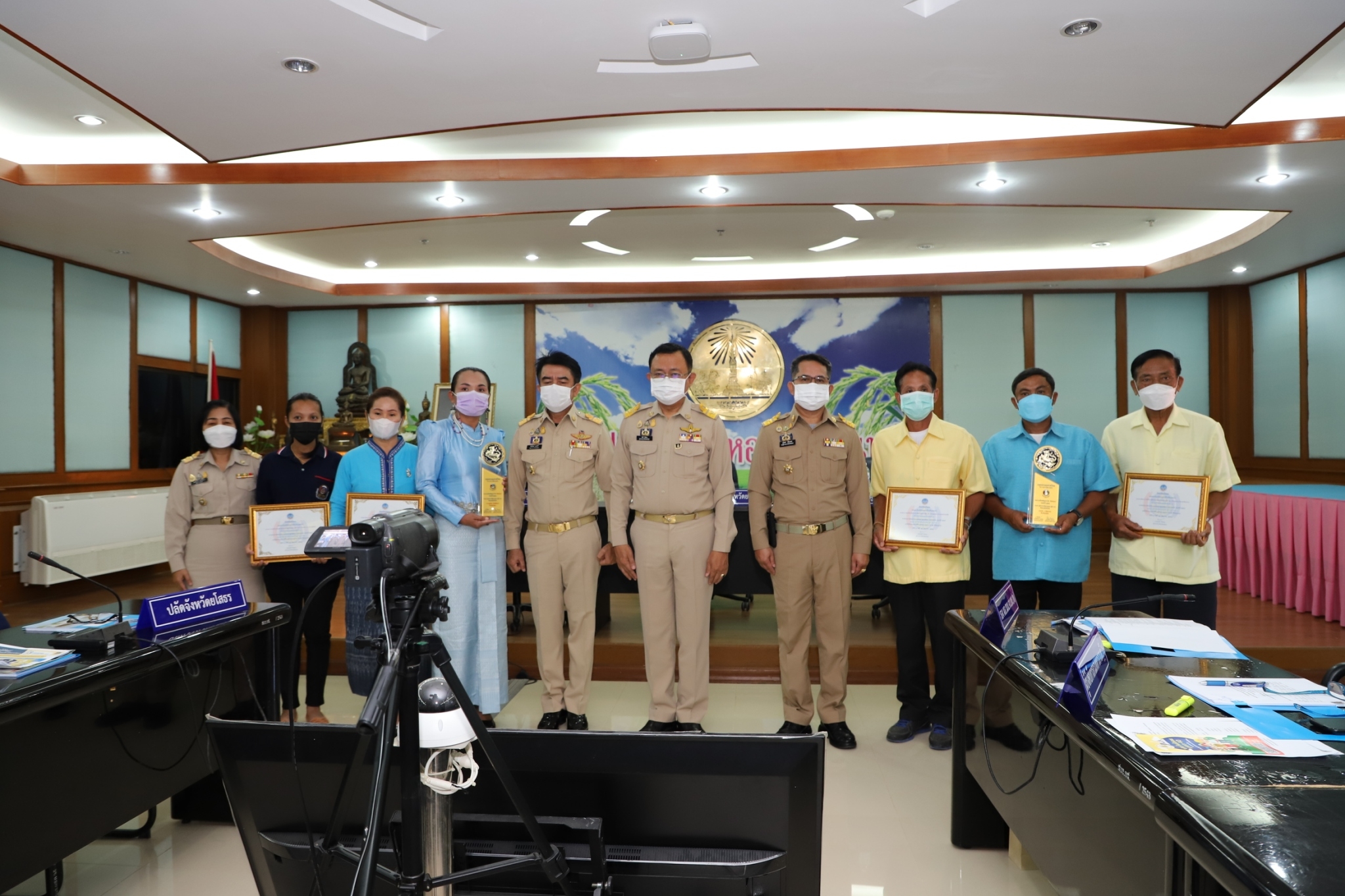    ผู้ว่าฯยโสธร มอบโล่รางวัลสิงห์ทอง กิจกรรมพัฒนาชุมชนดีเด่น ระดับจังหวัด มอบโล่รางวัลผู้นำจิตอาสาพัฒนาชุมชนดีเด่น ระดับเขตตรวจราชการและเกียรติบัตรสุดยอดผู้นำการพัฒนา