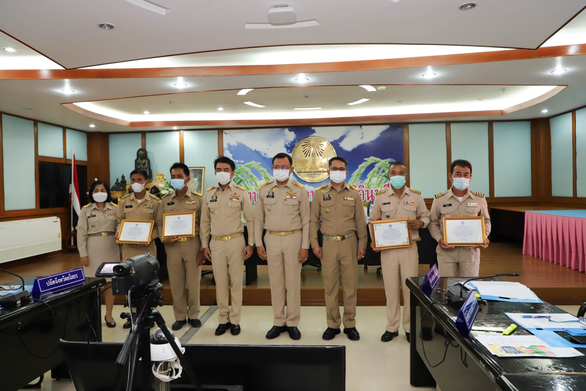    ผู้ว่าฯยโสธร มอบโล่รางวัลสิงห์ทอง กิจกรรมพัฒนาชุมชนดีเด่น ระดับจังหวัด มอบโล่รางวัลผู้นำจิตอาสาพัฒนาชุมชนดีเด่น ระดับเขตตรวจราชการและเกียรติบัตรสุดยอดผู้นำการพัฒนา