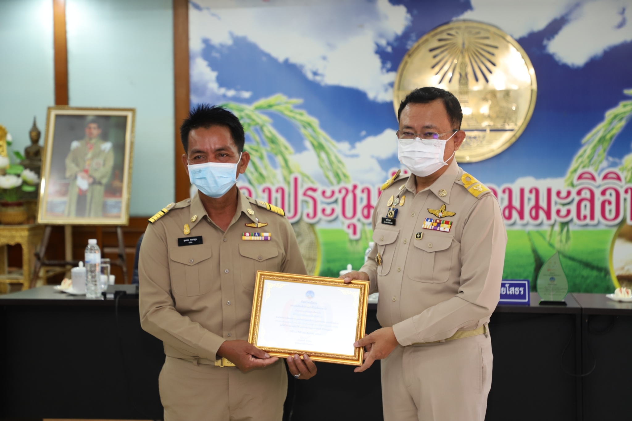    ผู้ว่าฯยโสธร มอบโล่รางวัลสิงห์ทอง กิจกรรมพัฒนาชุมชนดีเด่น ระดับจังหวัด มอบโล่รางวัลผู้นำจิตอาสาพัฒนาชุมชนดีเด่น ระดับเขตตรวจราชการและเกียรติบัตรสุดยอดผู้นำการพัฒนา