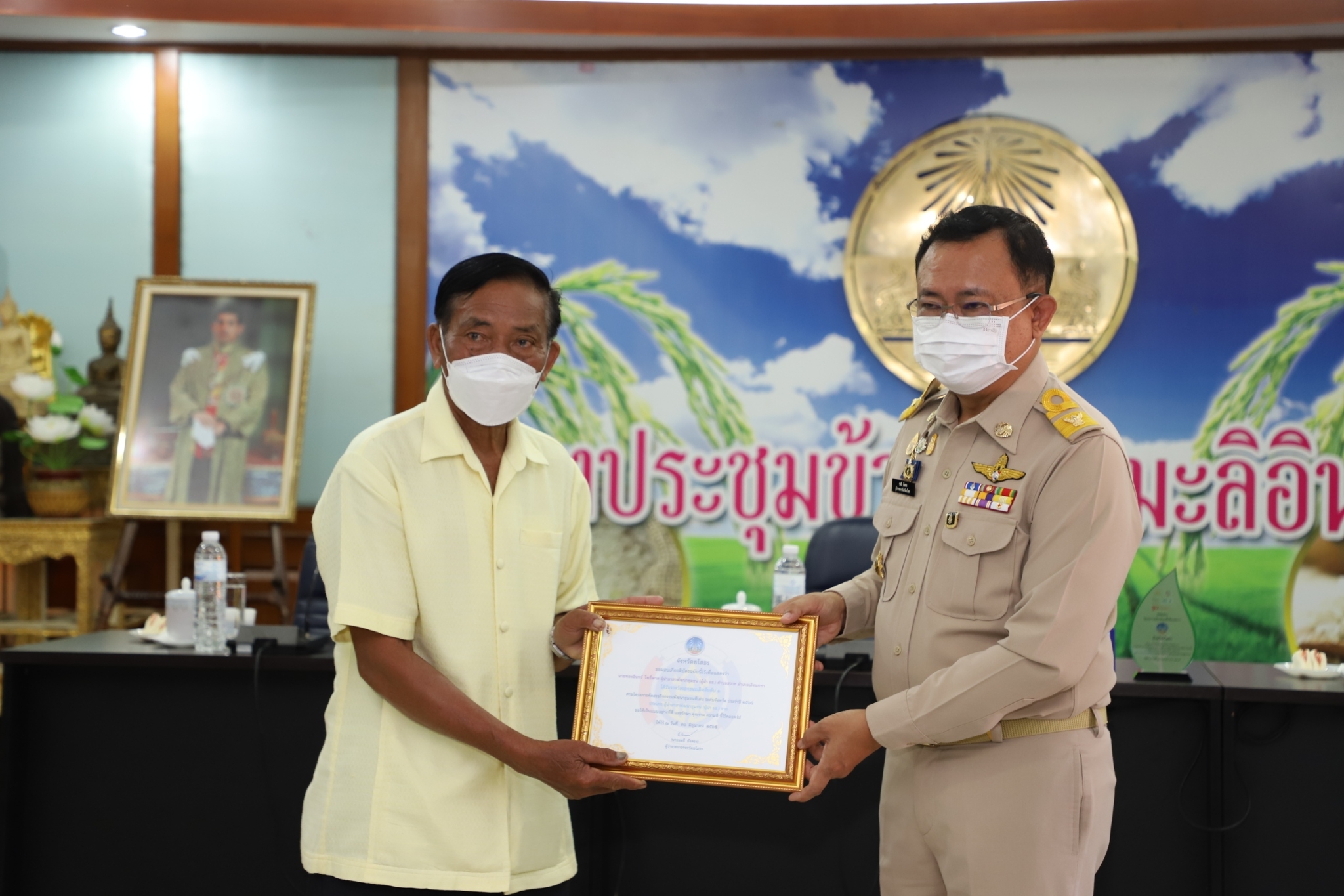    ผู้ว่าฯยโสธร มอบโล่รางวัลสิงห์ทอง กิจกรรมพัฒนาชุมชนดีเด่น ระดับจังหวัด มอบโล่รางวัลผู้นำจิตอาสาพัฒนาชุมชนดีเด่น ระดับเขตตรวจราชการและเกียรติบัตรสุดยอดผู้นำการพัฒนา