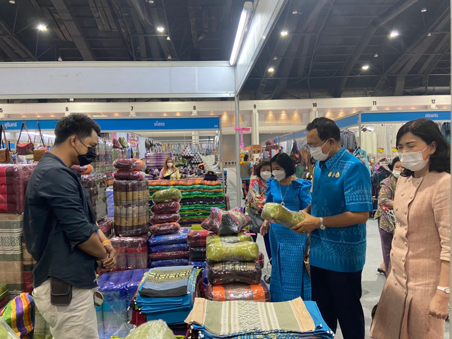 จังหวัดยโสธร  ผู้ว่าฯ และแม่บ้านมหาดไทยฯ   เยี่ยมชมพร้อมให้กำลังใจผู้ผลิต ผู้ประกอบการ OTOP จังหวัดยโสธร ในงาน “OTOP ศิลปาชีพ ประทีปไทย OTOP ก้าวไกลด้วยพระบารมี”