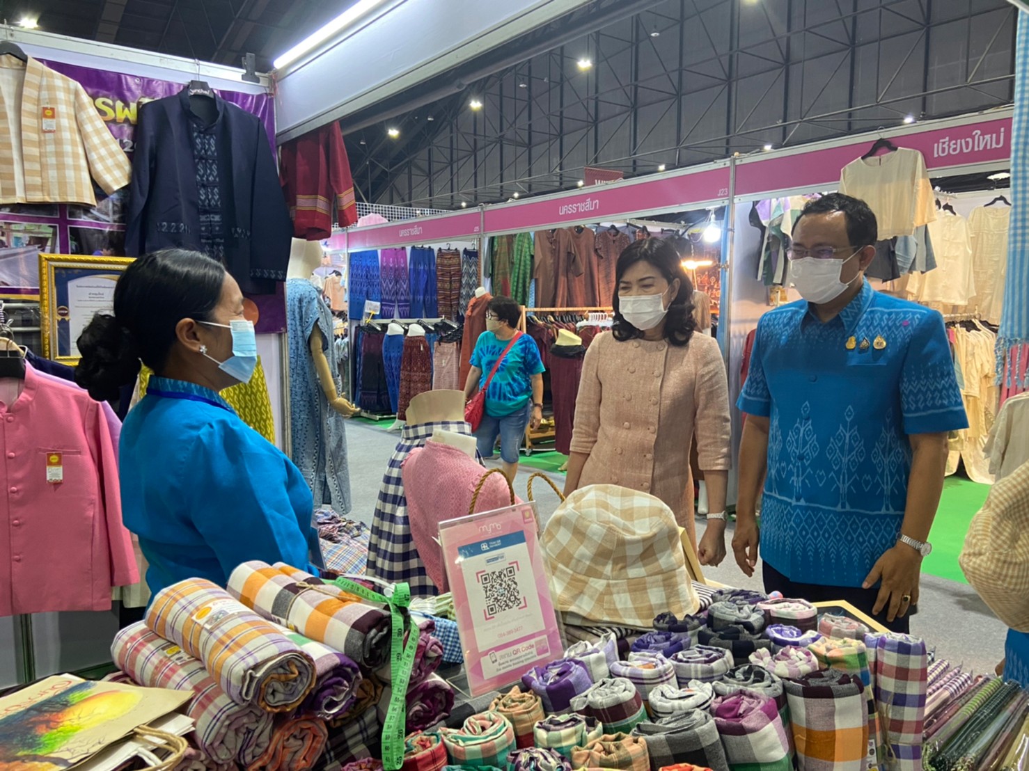 จังหวัดยโสธร  ผู้ว่าฯ และแม่บ้านมหาดไทยฯ   เยี่ยมชมพร้อมให้กำลังใจผู้ผลิต ผู้ประกอบการ OTOP จังหวัดยโสธร ในงาน “OTOP ศิลปาชีพ ประทีปไทย OTOP ก้าวไกลด้วยพระบารมี”