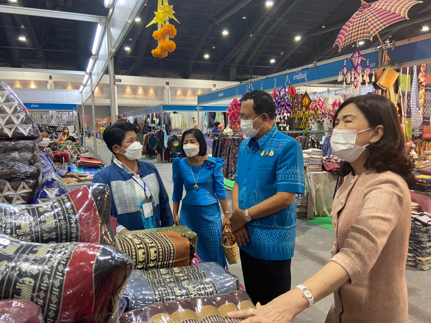 พช.ยโสธร  ผู้ว่าฯยโสธร ร่วมพิธีเปิด“OTOP ศิลปาชีพ ประทีปไทย OTOP ก้าวไกลด้วยพระบารมี” เพื่อเฉลิมพระเกียรติ สมเด็จพระนางเจ้าสิริกิติ์ พระบรมราชินีนาถ พระบรมราชชนนีพันปีหลวง ปี 2565