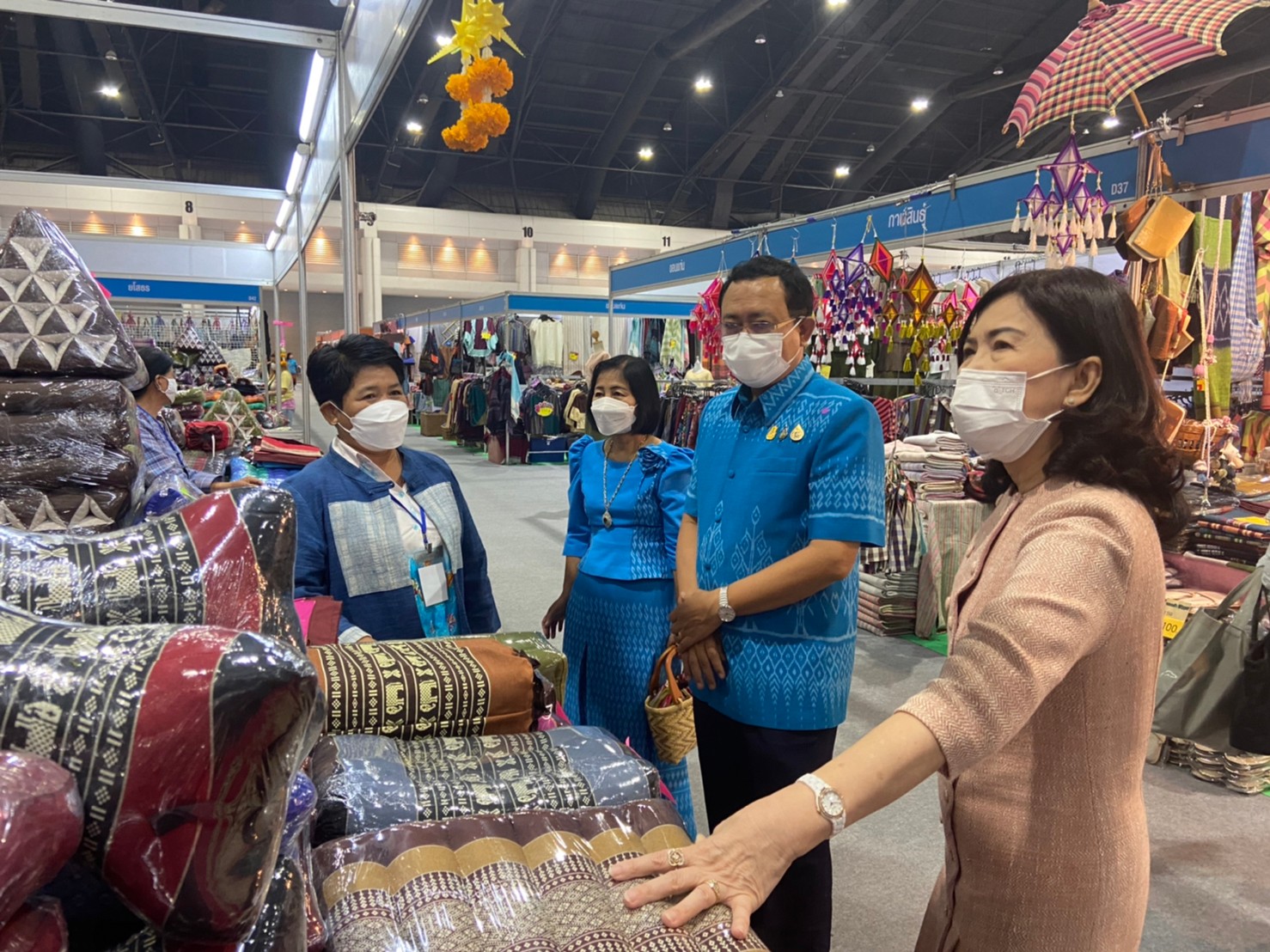 จังหวัดยโสธร  ผู้ว่าฯ และแม่บ้านมหาดไทยฯ   เยี่ยมชมพร้อมให้กำลังใจผู้ผลิต ผู้ประกอบการ OTOP จังหวัดยโสธร ในงาน “OTOP ศิลปาชีพ ประทีปไทย OTOP ก้าวไกลด้วยพระบารมี”