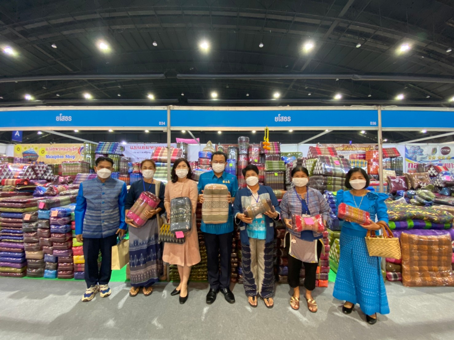 จังหวัดยโสธร  ผู้ว่าฯ และแม่บ้านมหาดไทยฯ   เยี่ยมชมพร้อมให้กำลังใจผู้ผลิต ผู้ประกอบการ OTOP จังหวัดยโสธร ในงาน “OTOP ศิลปาชีพ ประทีปไทย OTOP ก้าวไกลด้วยพระบารมี”