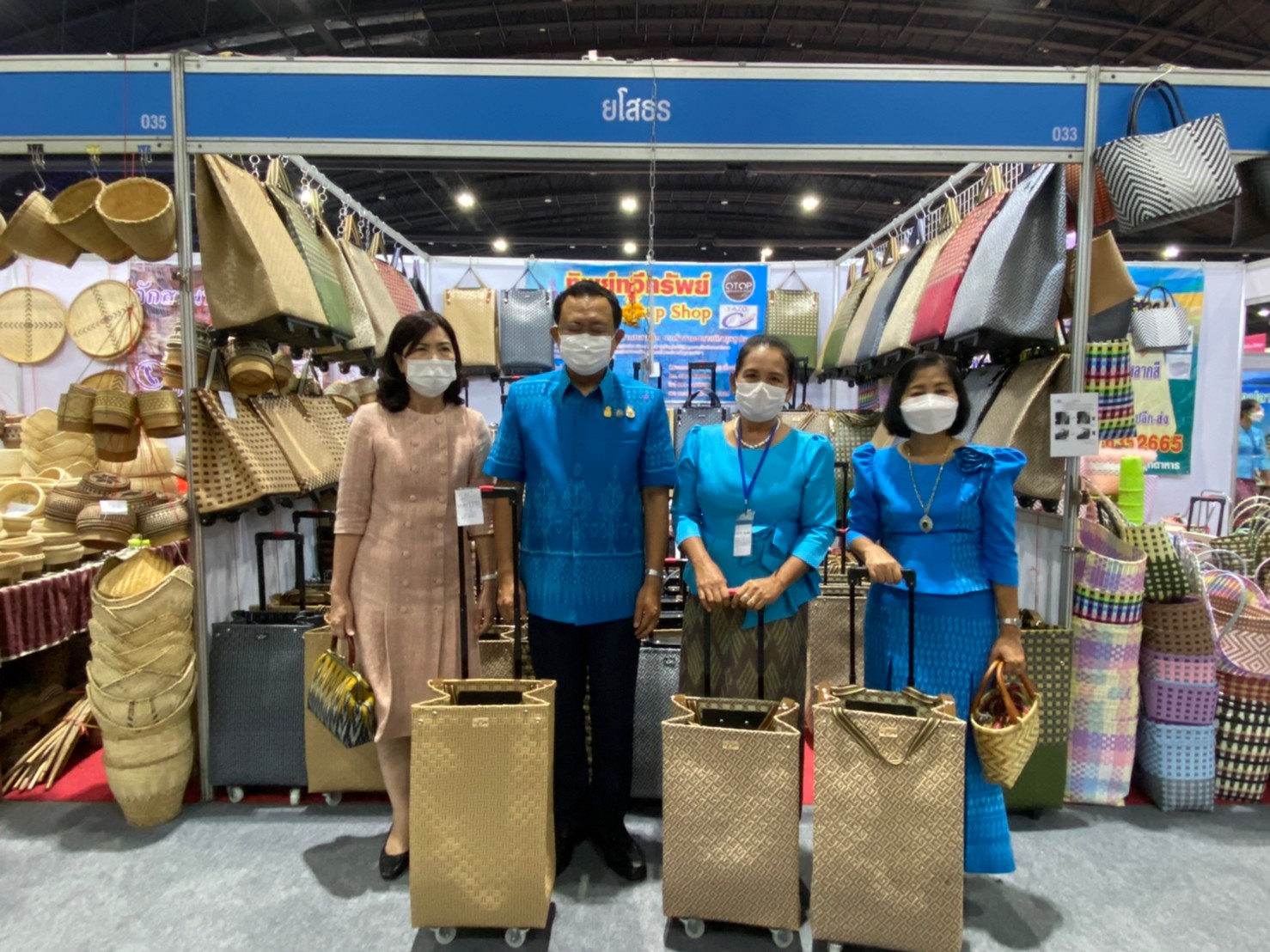 จังหวัดยโสธร  ผู้ว่าฯ และแม่บ้านมหาดไทยฯ   เยี่ยมชมพร้อมให้กำลังใจผู้ผลิต ผู้ประกอบการ OTOP จังหวัดยโสธร ในงาน “OTOP ศิลปาชีพ ประทีปไทย OTOP ก้าวไกลด้วยพระบารมี”