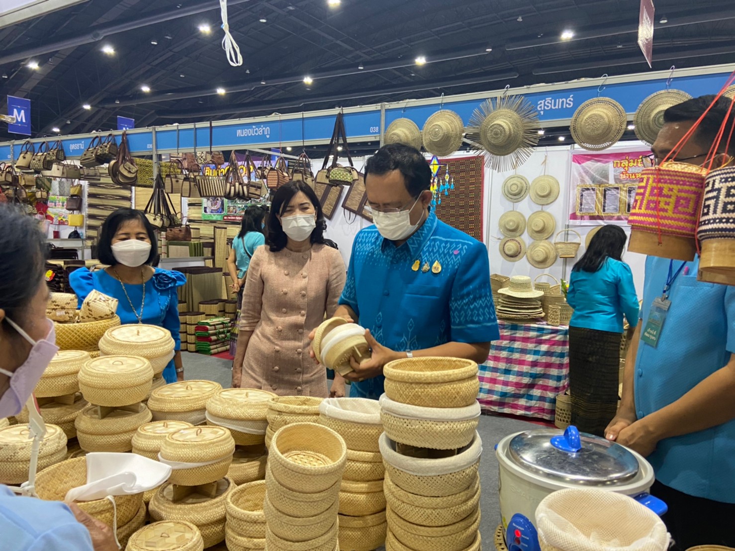 จังหวัดยโสธร  ผู้ว่าฯ และแม่บ้านมหาดไทยฯ   เยี่ยมชมพร้อมให้กำลังใจผู้ผลิต ผู้ประกอบการ OTOP จังหวัดยโสธร ในงาน “OTOP ศิลปาชีพ ประทีปไทย OTOP ก้าวไกลด้วยพระบารมี”