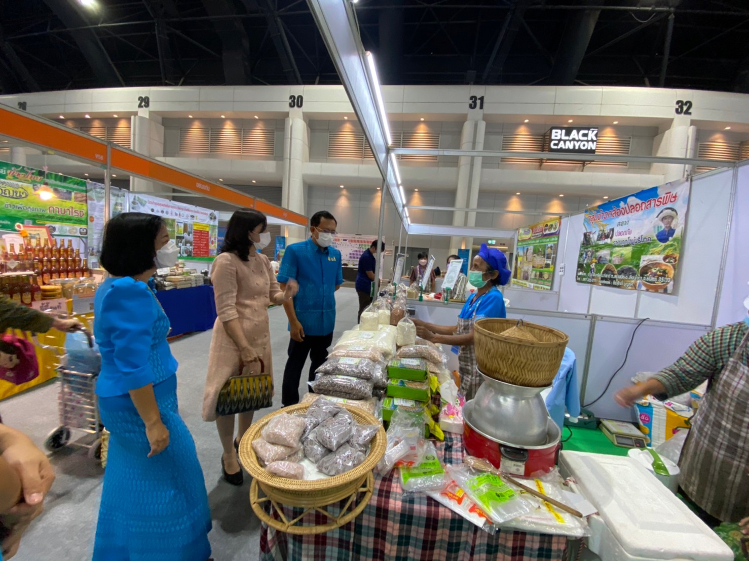 จังหวัดยโสธร  ผู้ว่าฯ และแม่บ้านมหาดไทยฯ   เยี่ยมชมพร้อมให้กำลังใจผู้ผลิต ผู้ประกอบการ OTOP จังหวัดยโสธร ในงาน “OTOP ศิลปาชีพ ประทีปไทย OTOP ก้าวไกลด้วยพระบารมี”