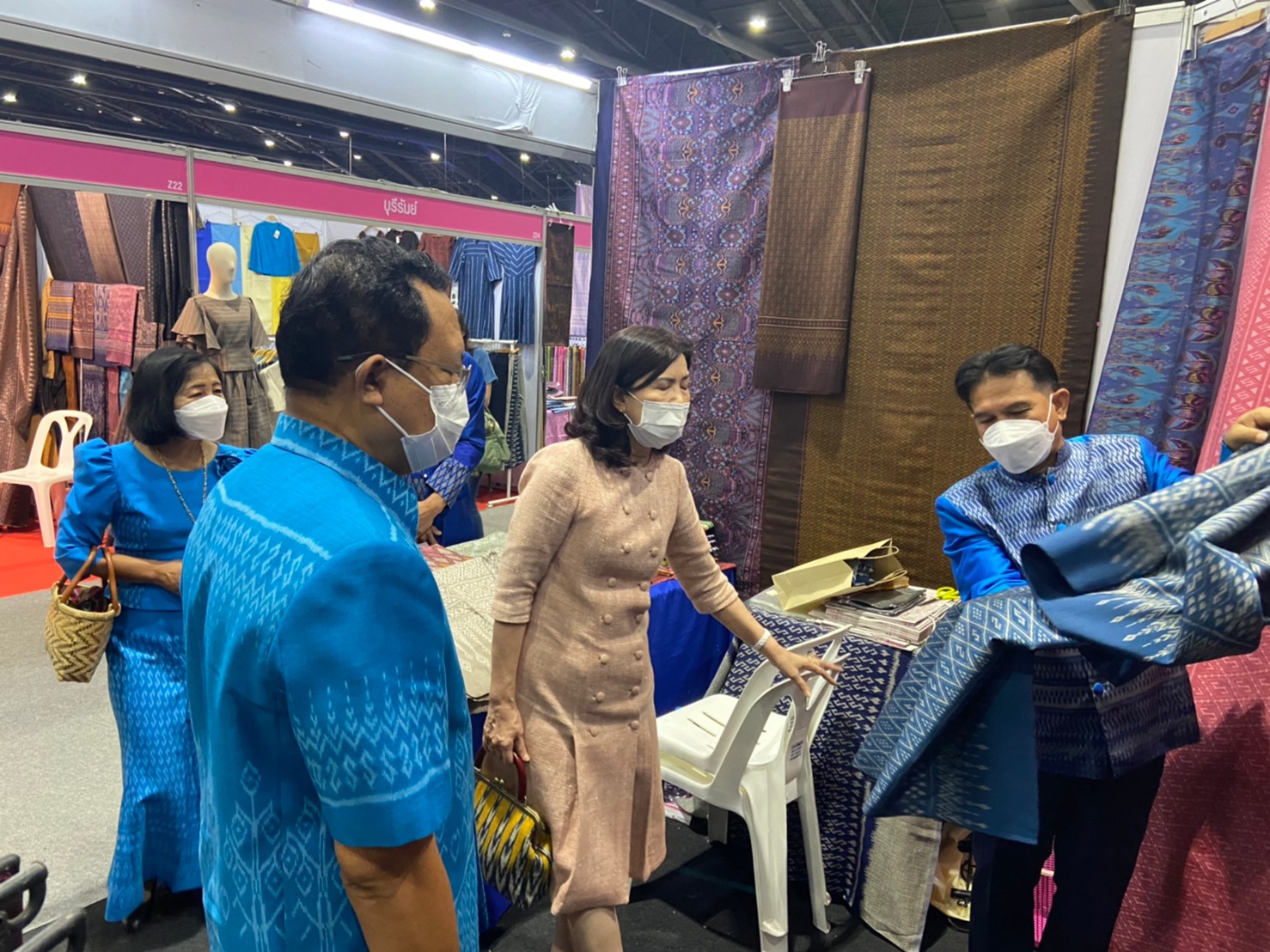 จังหวัดยโสธร  ผู้ว่าฯ และแม่บ้านมหาดไทยฯ   เยี่ยมชมพร้อมให้กำลังใจผู้ผลิต ผู้ประกอบการ OTOP จังหวัดยโสธร ในงาน “OTOP ศิลปาชีพ ประทีปไทย OTOP ก้าวไกลด้วยพระบารมี”