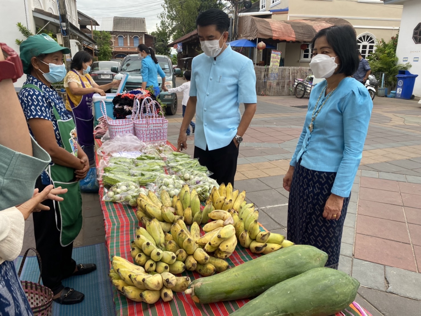 พช.ยโสธร สวมผ้าไทย ใส่ให้สนุก อนุรักษ์ผ้าไทยให้ทันสมัย ทำบุญตักบาตร ในงานทำบุญตักบาตรย้อนยุควิถีถิ่นวิถีไทย และจำหน่ายสินค้า OTOP ณ ถนนคนเดินยโสธร เมืองเก่าบ้านสิงห์