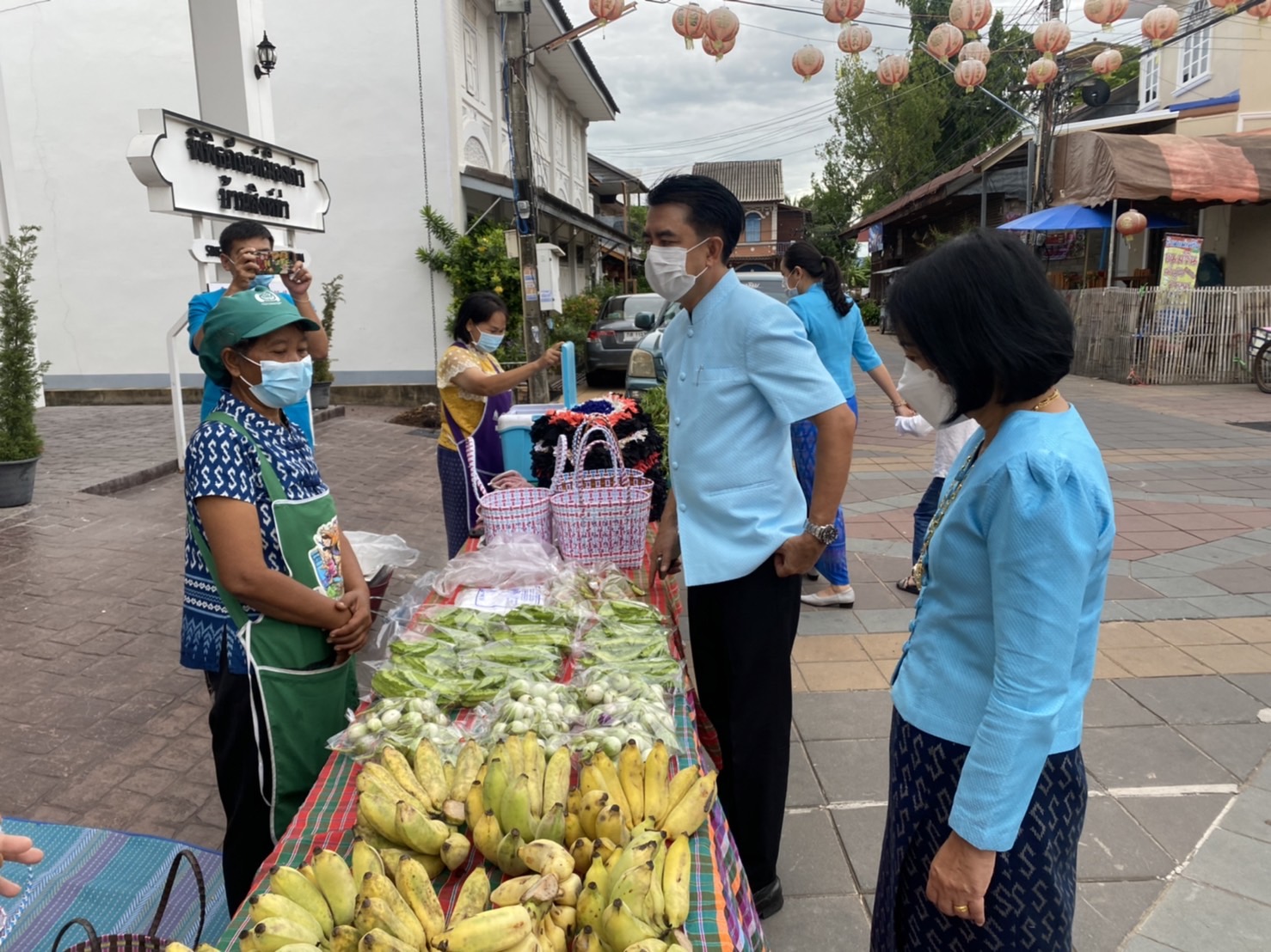 พช.ยโสธร สวมผ้าไทย ใส่ให้สนุก อนุรักษ์ผ้าไทยให้ทันสมัย ทำบุญตักบาตร ในงานทำบุญตักบาตรย้อนยุควิถีถิ่นวิถีไทย และจำหน่ายสินค้า OTOP ณ ถนนคนเดินยโสธร เมืองเก่าบ้านสิงห์