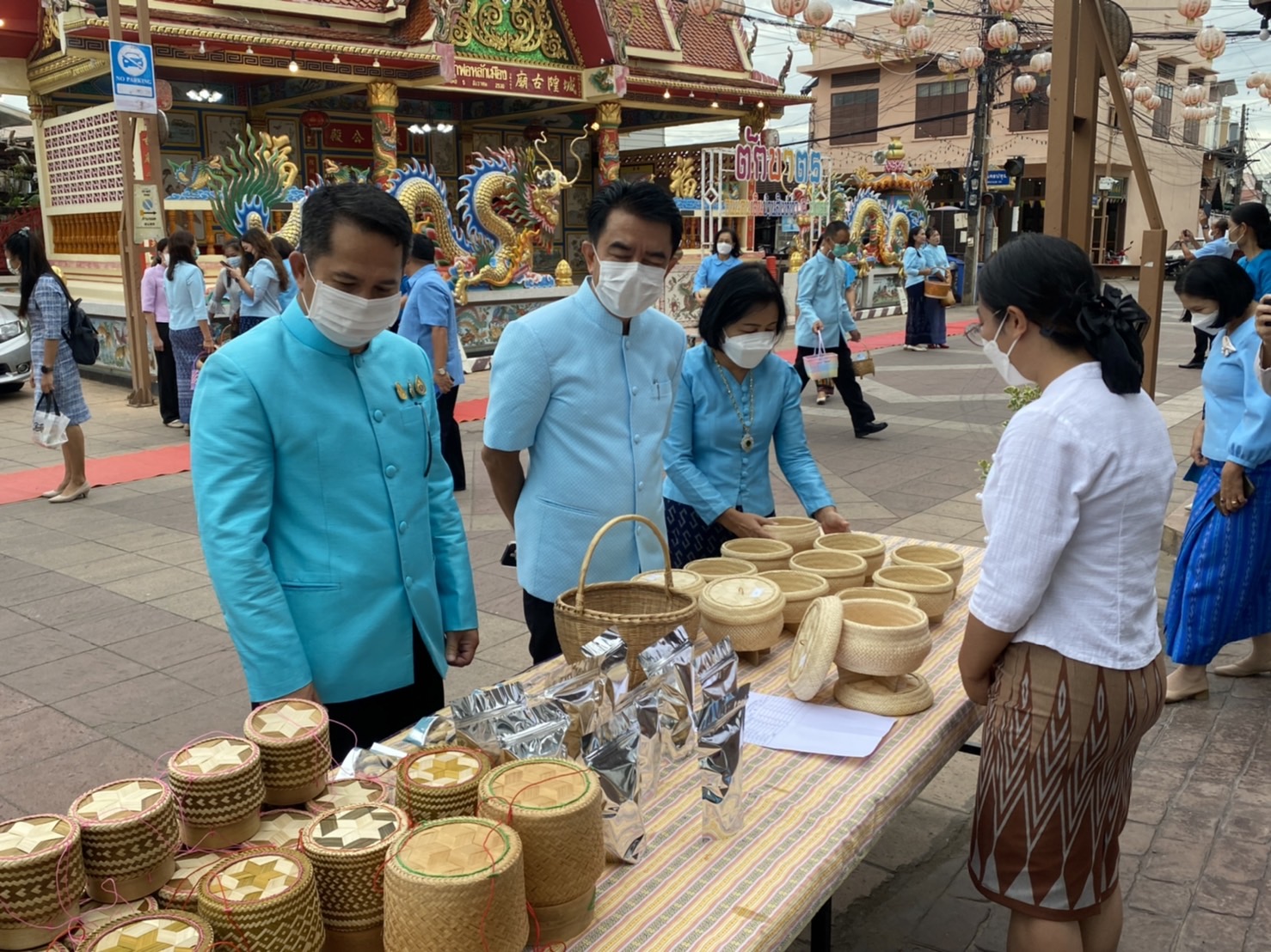 พช.ยโสธร สวมผ้าไทย ใส่ให้สนุก อนุรักษ์ผ้าไทยให้ทันสมัย ทำบุญตักบาตร ในงานทำบุญตักบาตรย้อนยุควิถีถิ่นวิถีไทย และจำหน่ายสินค้า OTOP ณ ถนนคนเดินยโสธร เมืองเก่าบ้านสิงห์