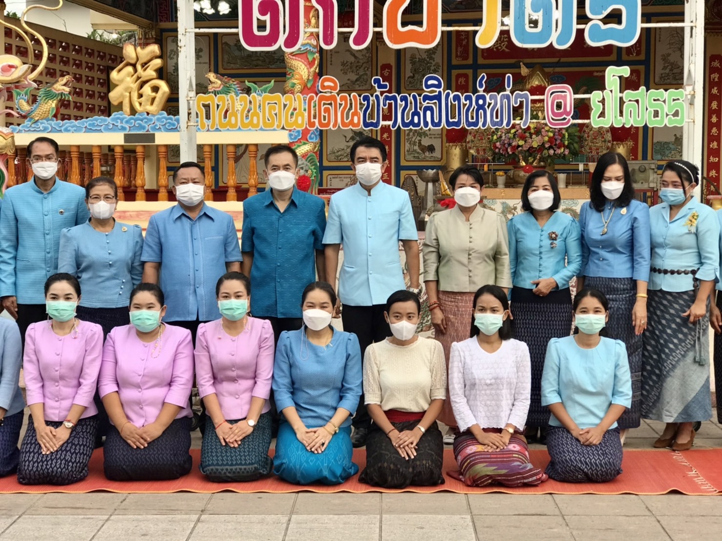 พช.ยโสธร  ร่วมอนุรักษ์ศิลป์ผ้าถิ่นไทย สวมผ้าไทยใส่ให้สนุก  ให้ทันสมัย  ทำบุญตักบาตรพระสงฆ์ คนเดินเมืองเก่า (บ้านสิงห์ท่า) ต.ในเมือง อ.เมืองยโสธร จ.ยโสธร