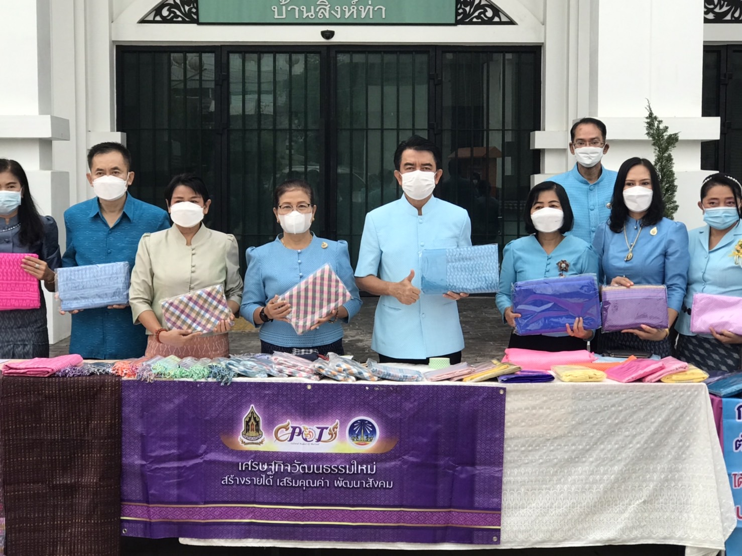 พช.ยโสธร  ร่วมอนุรักษ์ศิลป์ผ้าถิ่นไทย สวมผ้าไทยใส่ให้สนุก  ให้ทันสมัย  ทำบุญตักบาตรพระสงฆ์ คนเดินเมืองเก่า (บ้านสิงห์ท่า) ต.ในเมือง อ.เมืองยโสธร จ.ยโสธร