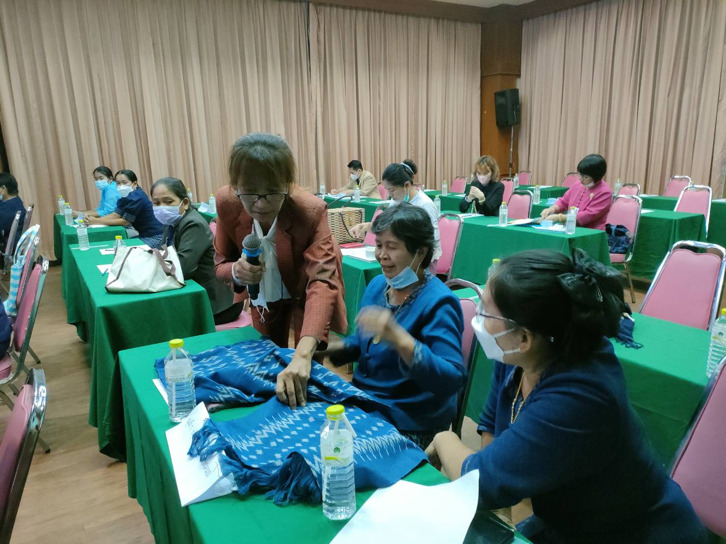 พช.ยโสธร   ดำเนินงาน โครงการตามแผนปฏิบัติราชการประจำปีของกลุ่มจังหวัดภาคตะวันออกเฉียงเหนือตอนล่าง 2 ประจำปีงบประมาณ พ.ศ. 2565 โครงการส่งเสริมผลิตภัณฑ์ด้านการท่องเที่ยว  กิจกรรมหลัก พัฒนายกระดับคุณภาพผ้าทอ