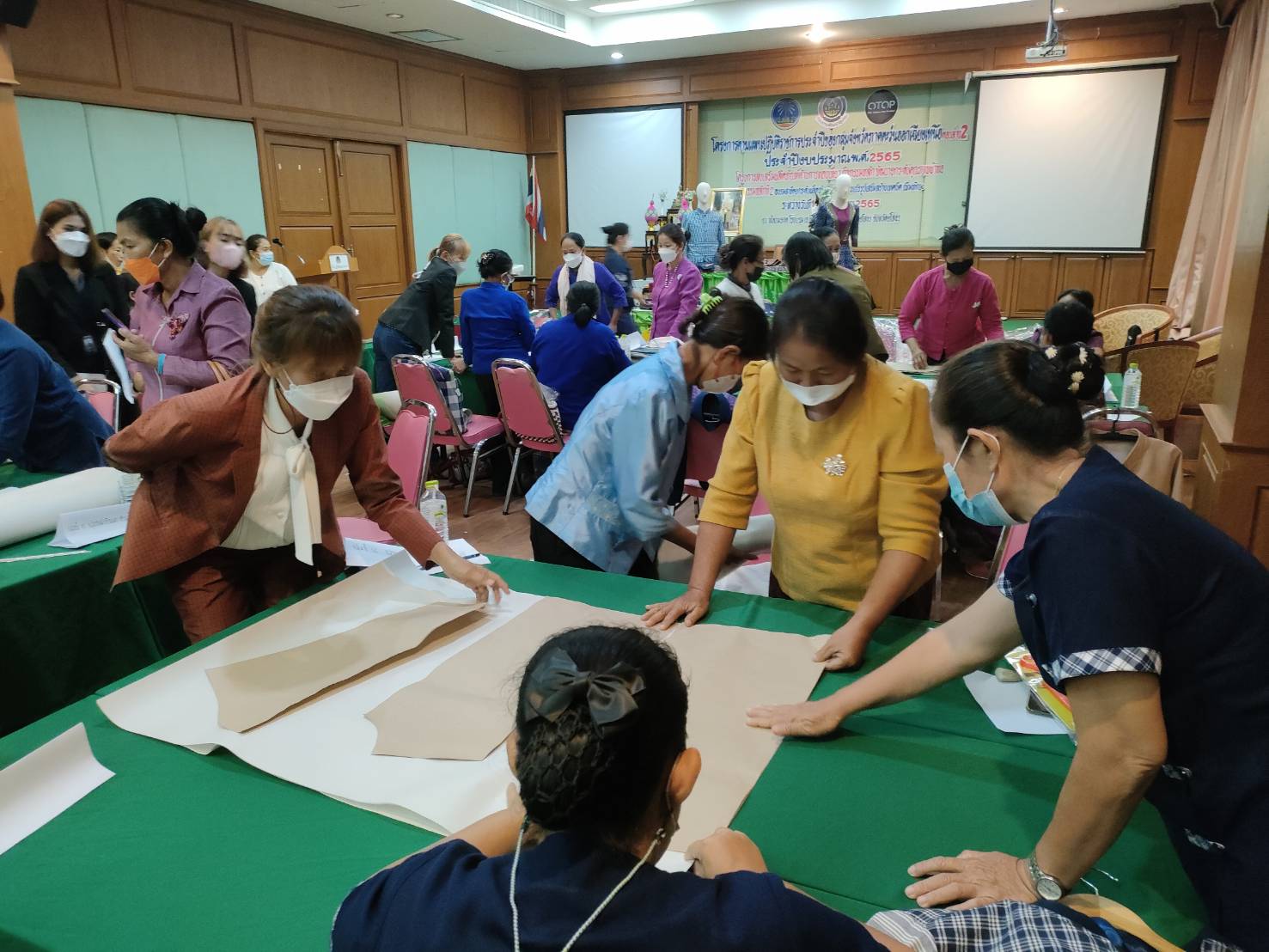 พช.ยโสธร   ดำเนินงาน โครงการตามแผนปฏิบัติราชการประจำปีของกลุ่มจังหวัดภาคตะวันออกเฉียงเหนือตอนล่าง 2 ประจำปีงบประมาณ พ.ศ. 2565 โครงการส่งเสริมผลิตภัณฑ์ด้านการท่องเที่ยว  กิจกรรมหลัก พัฒนายกระดับคุณภาพผ้าทอ
