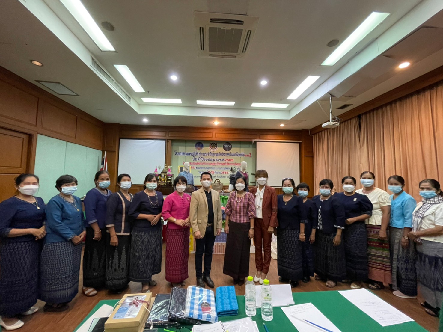 พช.ยโสธร   ดำเนินงาน โครงการตามแผนปฏิบัติราชการประจำปีของกลุ่มจังหวัดภาคตะวันออกเฉียงเหนือตอนล่าง 2 ประจำปีงบประมาณ พ.ศ. 2565 โครงการส่งเสริมผลิตภัณฑ์ด้านการท่องเที่ยว  กิจกรรมหลัก พัฒนายกระดับคุณภาพผ้าทอ