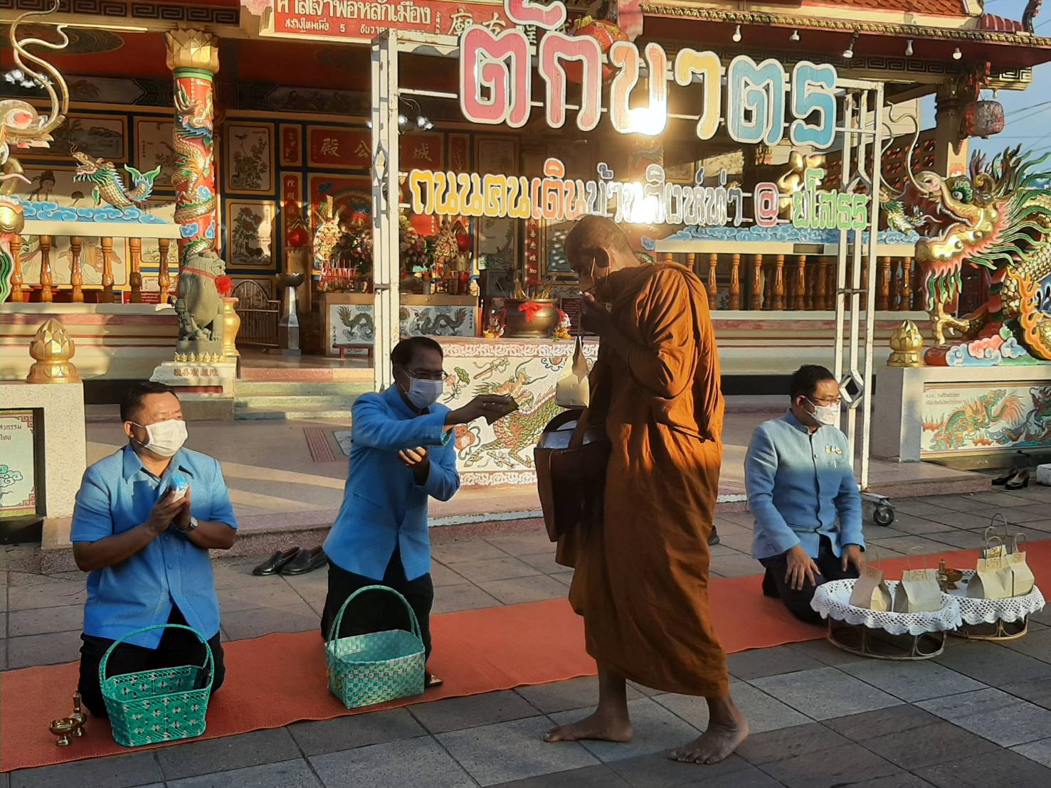 พช.ยโสธร  ร่วมอนุรักษ์ศิลป์ผ้าถิ่นไทย สวมผ้าไทยใส่ให้สนุก  ให้ทันสมัย  ทำบุญตักบาตรพระสงฆ์ คนเดินเมืองเก่า (บ้านสิงห์ท่า) ต.ในเมือง อ.เมืองยโสธร จ.ยโสธร
