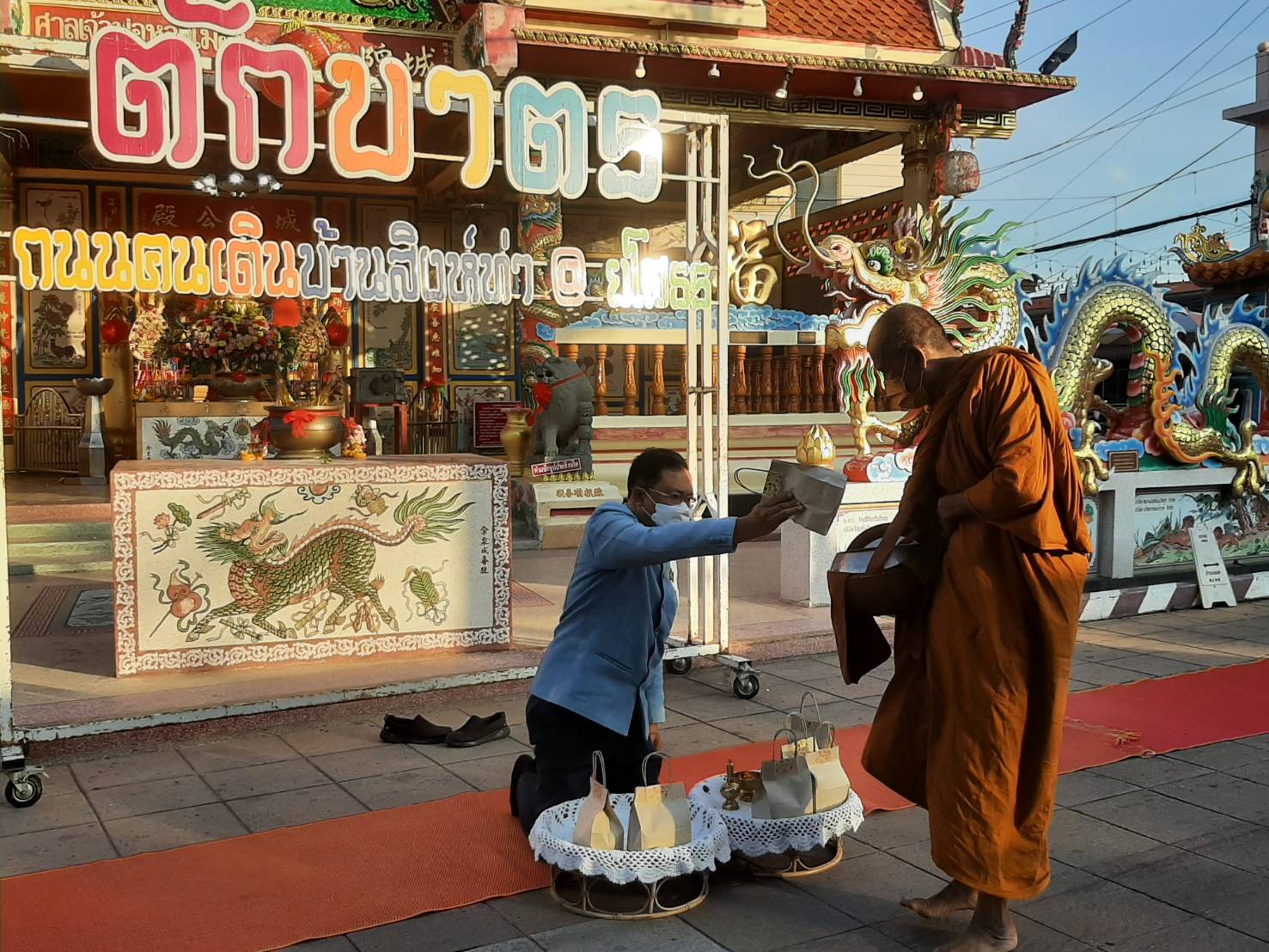 พช.ยโสธร  ร่วมอนุรักษ์ศิลป์ผ้าถิ่นไทย สวมผ้าไทยใส่ให้สนุก  ให้ทันสมัย  ทำบุญตักบาตรพระสงฆ์ คนเดินเมืองเก่า (บ้านสิงห์ท่า) ต.ในเมือง อ.เมืองยโสธร จ.ยโสธร