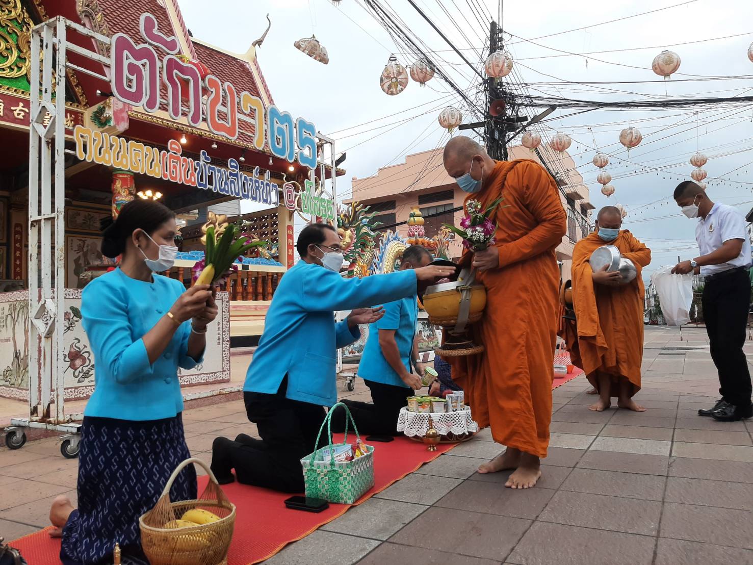 พช.ยโสธรร่วมทำบุญตักบาตรย้อนยุค และร่วมกันสวมใส่ผ้าไทยสีฟ้า (สีประจำจังหวัดยโสธร) ตามโครงการ “ผ้าไทยใส่ให้สนุก”