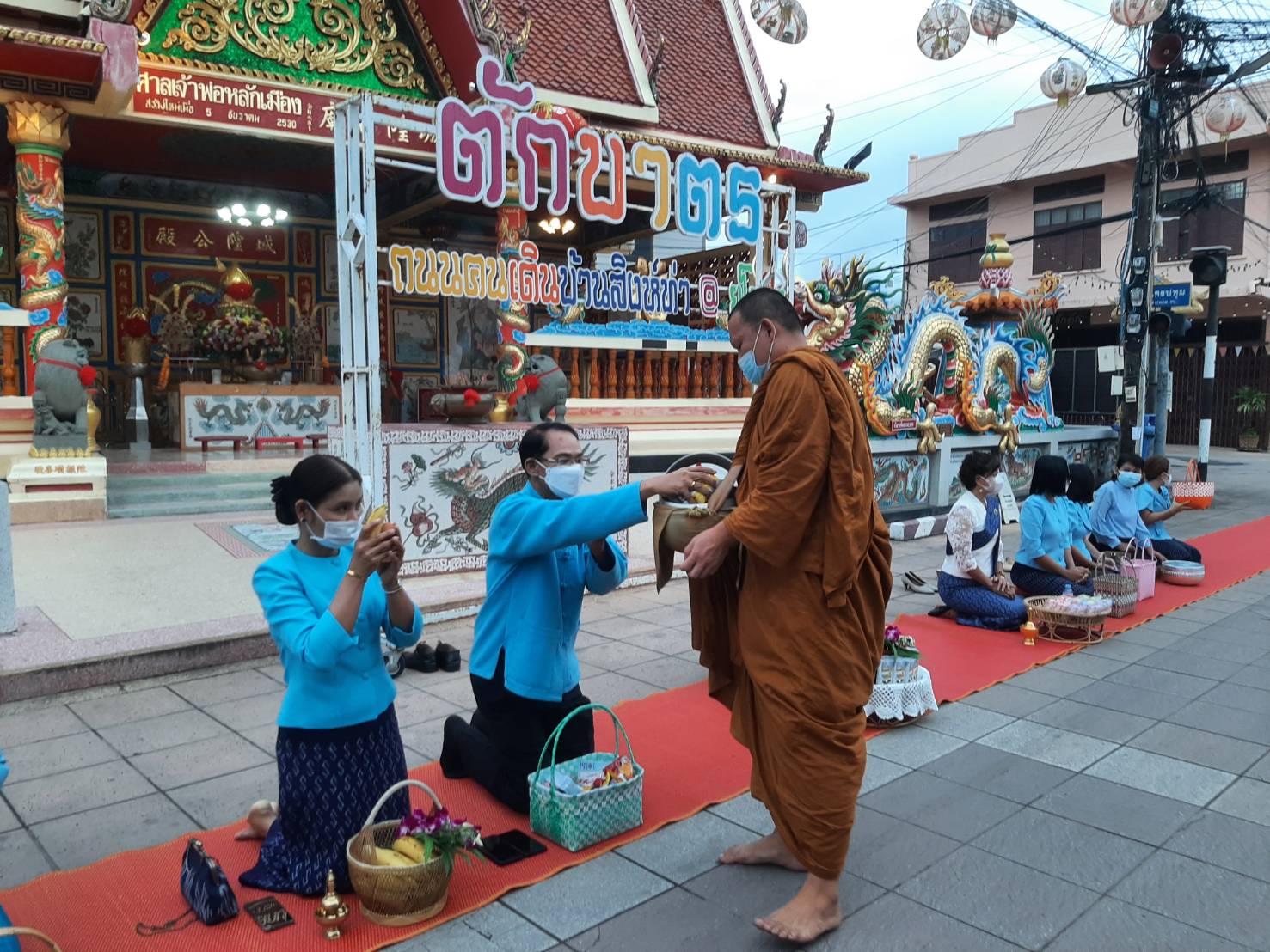 พช.ยโสธรร่วมทำบุญตักบาตรย้อนยุค และร่วมกันสวมใส่ผ้าไทยสีฟ้า (สีประจำจังหวัดยโสธร) ตามโครงการ “ผ้าไทยใส่ให้สนุก”