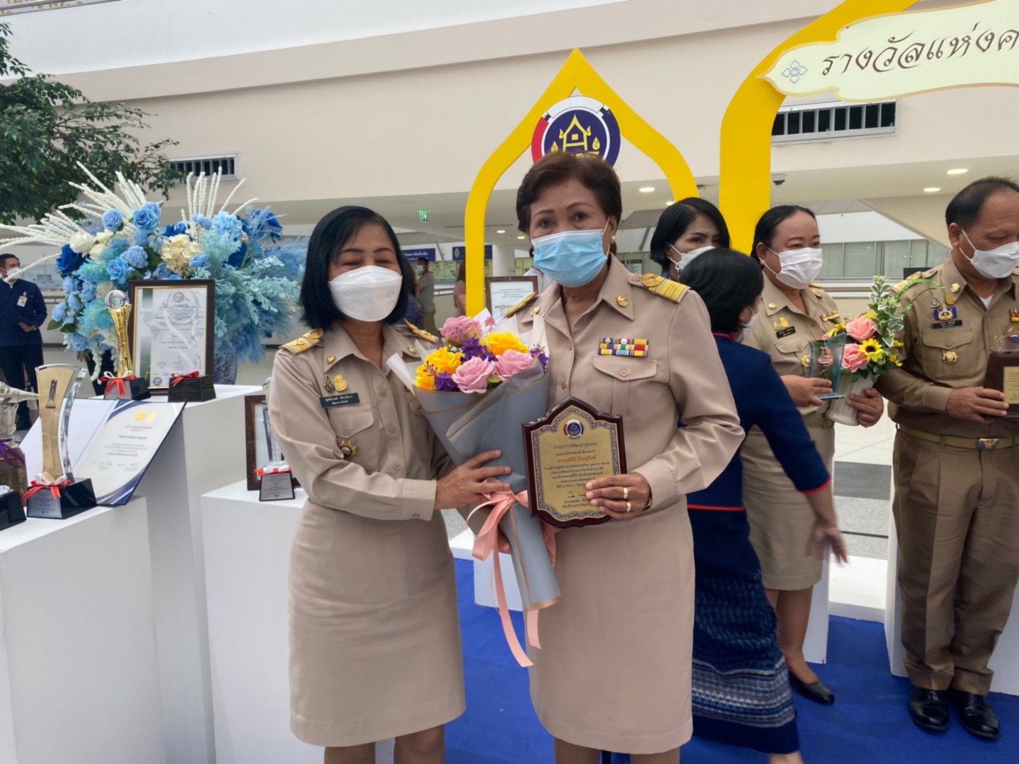 พช.ยโสธร    ร่วมรับมอบใบประกาศเกียรติคุณ และรางวัลเชิดชูเกียรติ  ในงานวันพัฒนาชุมชน 2565 (CDD DAY 2022)