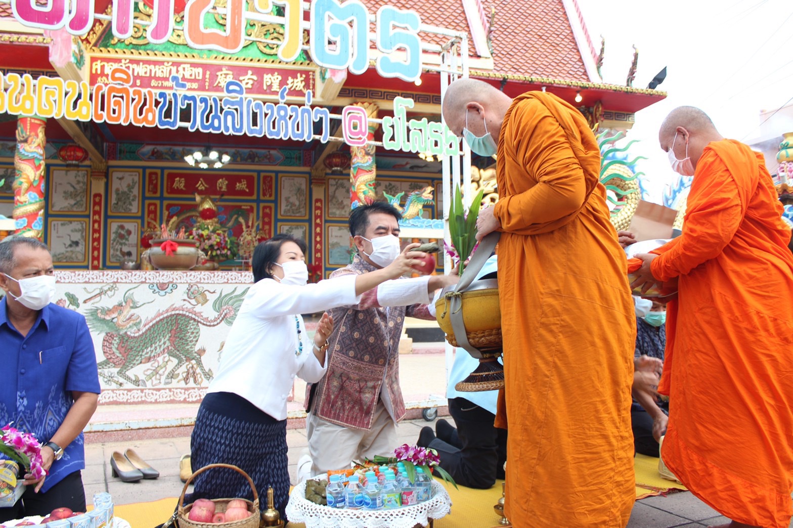 พช.ยโสธร   ร่วมอนุรักษ์ศิลป์ผ้าถิ่นไทย สวมผ้าไทยใส่ให้สนุก  ให้ทันสมัย  ทำบุญตักบาตรพระสงฆ์ ถนนคนเดินเมืองเก่า (บ้านสิงห์ท่า) ต.ในเมือง อ.เมืองยโสธร จ.ยโสธร