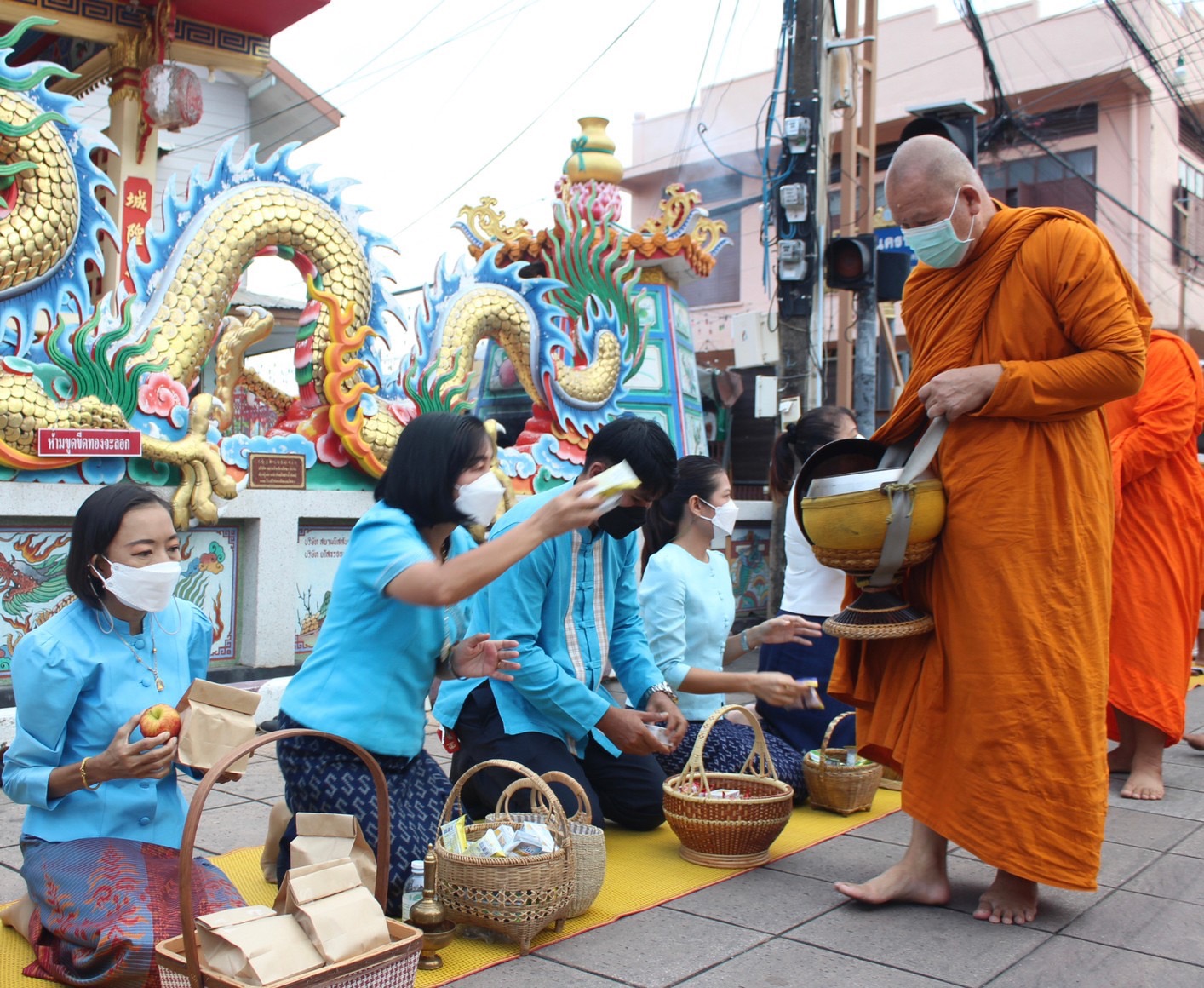 พช.ยโสธร   ร่วมอนุรักษ์ศิลป์ผ้าถิ่นไทย สวมผ้าไทยใส่ให้สนุก  ให้ทันสมัย  ทำบุญตักบาตรพระสงฆ์ ถนนคนเดินเมืองเก่า (บ้านสิงห์ท่า) ต.ในเมือง อ.เมืองยโสธร จ.ยโสธร