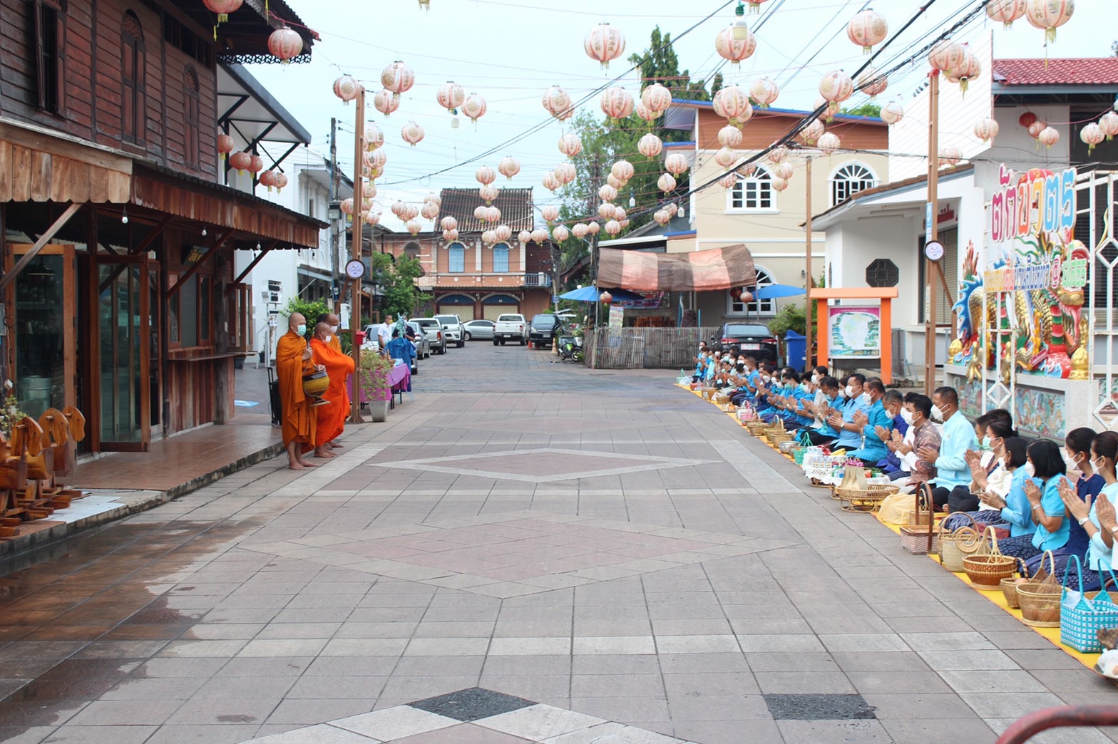 พช.ยโสธร   ร่วมอนุรักษ์ศิลป์ผ้าถิ่นไทย สวมผ้าไทยใส่ให้สนุก  ให้ทันสมัย  ทำบุญตักบาตรพระสงฆ์ ถนนคนเดินเมืองเก่า (บ้านสิงห์ท่า) ต.ในเมือง อ.เมืองยโสธร จ.ยโสธร