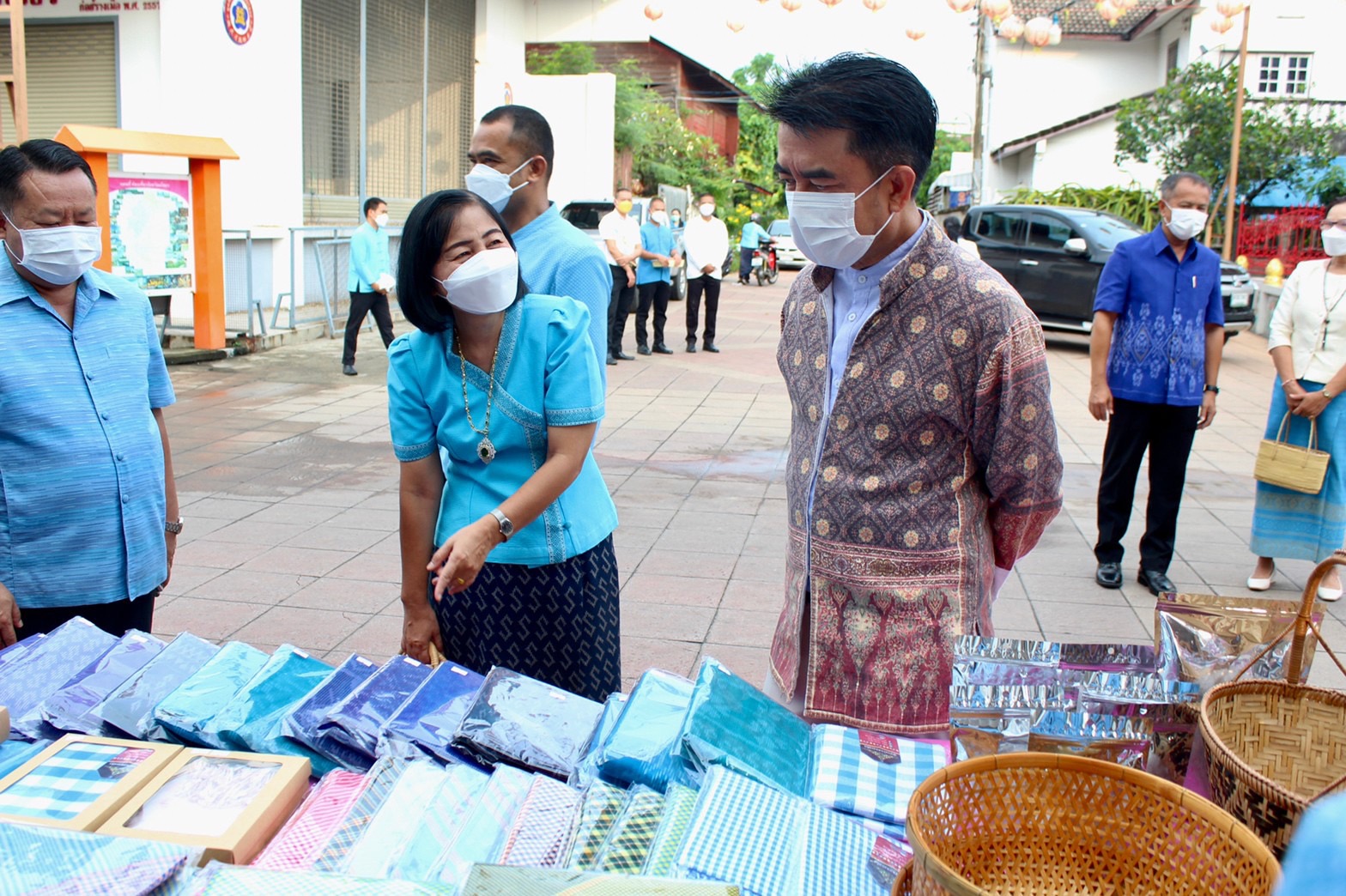 พช.ยโสธร   ร่วมอนุรักษ์ศิลป์ผ้าถิ่นไทย สวมผ้าไทยใส่ให้สนุก  ให้ทันสมัย  ทำบุญตักบาตรพระสงฆ์ ถนนคนเดินเมืองเก่า (บ้านสิงห์ท่า) ต.ในเมือง อ.เมืองยโสธร จ.ยโสธร