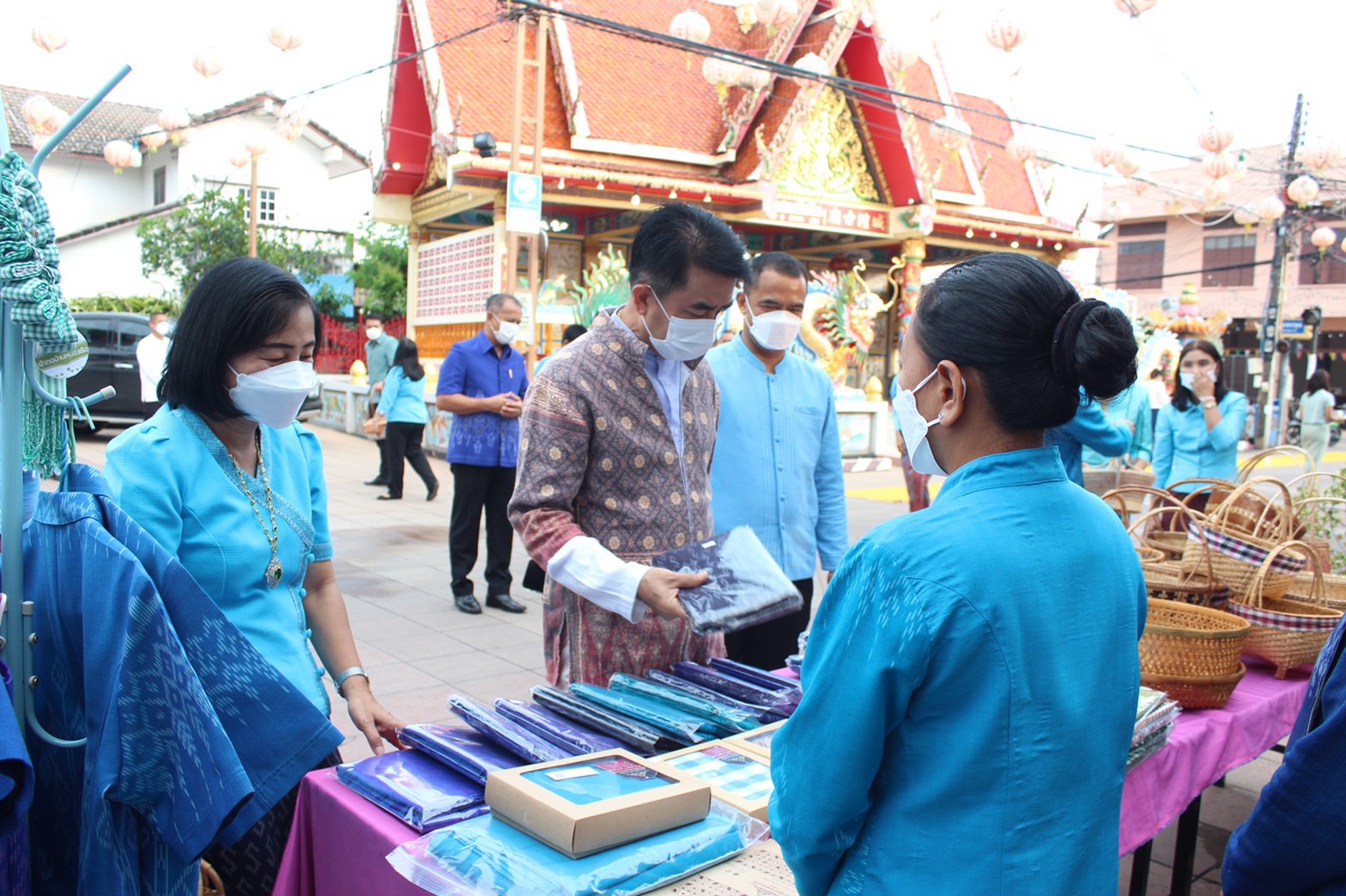 พช.ยโสธร   ร่วมอนุรักษ์ศิลป์ผ้าถิ่นไทย สวมผ้าไทยใส่ให้สนุก  ให้ทันสมัย  ทำบุญตักบาตรพระสงฆ์ ถนนคนเดินเมืองเก่า (บ้านสิงห์ท่า) ต.ในเมือง อ.เมืองยโสธร จ.ยโสธร