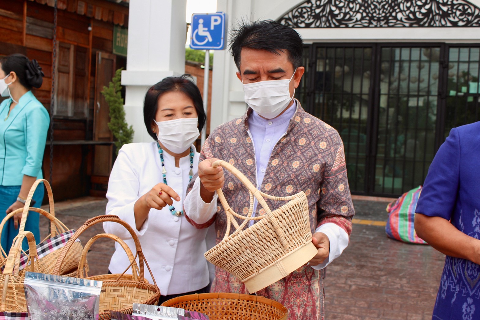 พช.ยโสธร   ร่วมอนุรักษ์ศิลป์ผ้าถิ่นไทย สวมผ้าไทยใส่ให้สนุก  ให้ทันสมัย  ทำบุญตักบาตรพระสงฆ์ ถนนคนเดินเมืองเก่า (บ้านสิงห์ท่า) ต.ในเมือง อ.เมืองยโสธร จ.ยโสธร