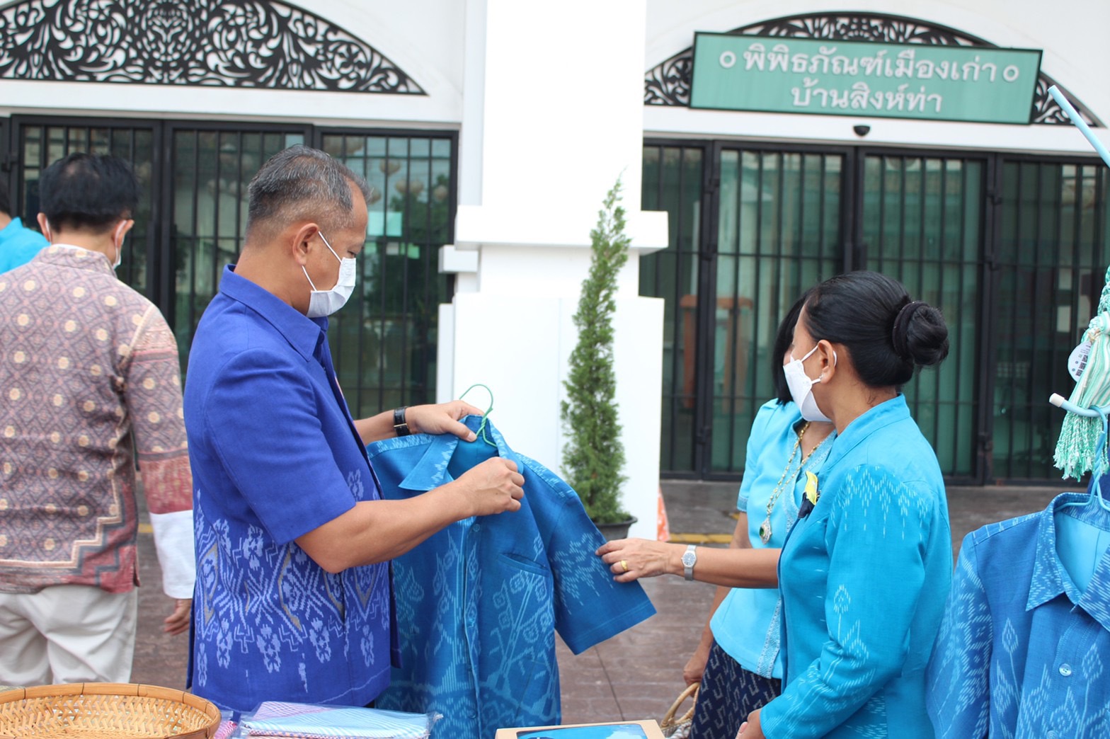 พช.ยโสธร   ร่วมอนุรักษ์ศิลป์ผ้าถิ่นไทย สวมผ้าไทยใส่ให้สนุก  ให้ทันสมัย  ทำบุญตักบาตรพระสงฆ์ ถนนคนเดินเมืองเก่า (บ้านสิงห์ท่า) ต.ในเมือง อ.เมืองยโสธร จ.ยโสธร