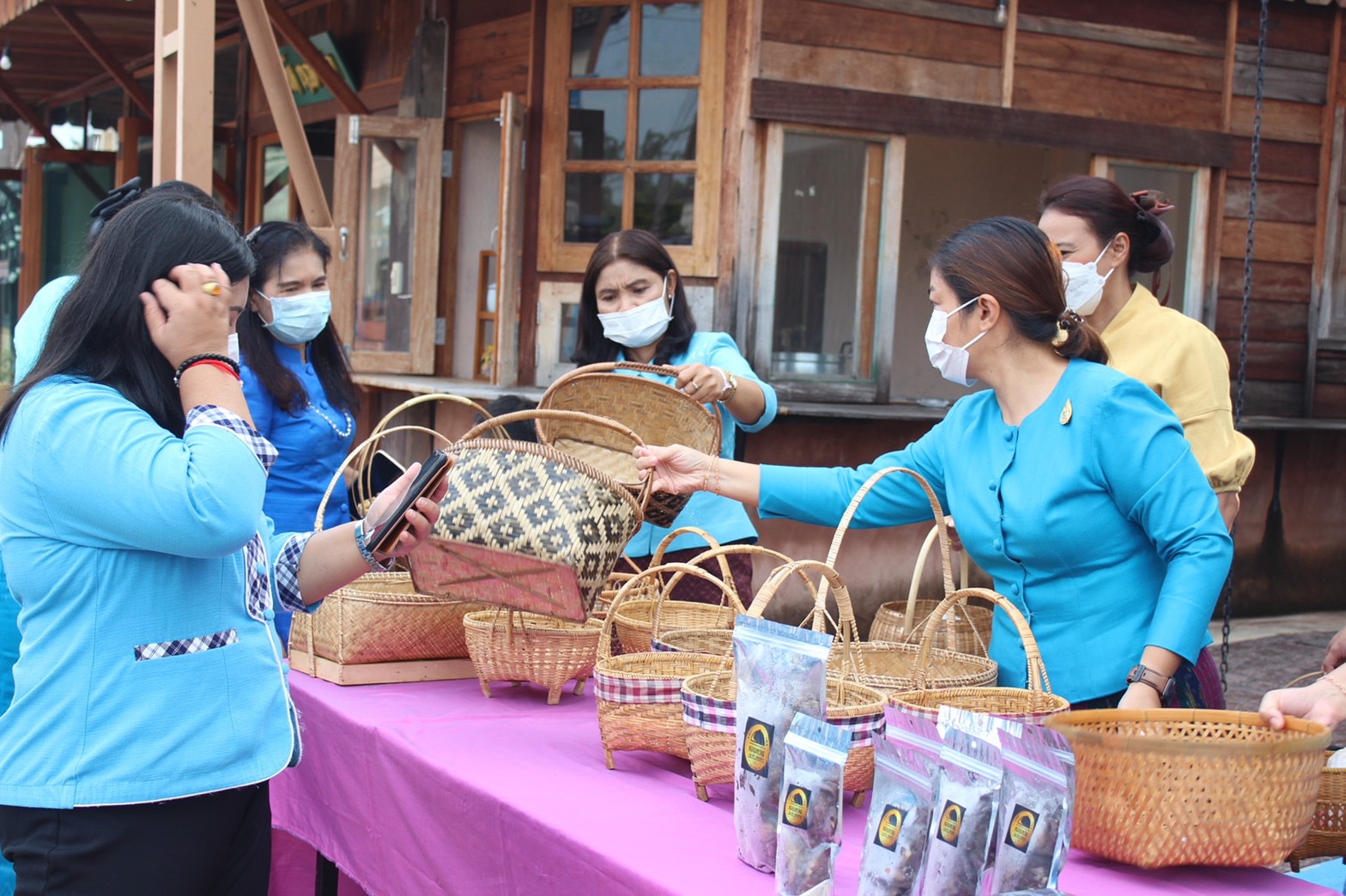 พช.ยโสธร   ร่วมอนุรักษ์ศิลป์ผ้าถิ่นไทย สวมผ้าไทยใส่ให้สนุก  ให้ทันสมัย  ทำบุญตักบาตรพระสงฆ์ ถนนคนเดินเมืองเก่า (บ้านสิงห์ท่า) ต.ในเมือง อ.เมืองยโสธร จ.ยโสธร