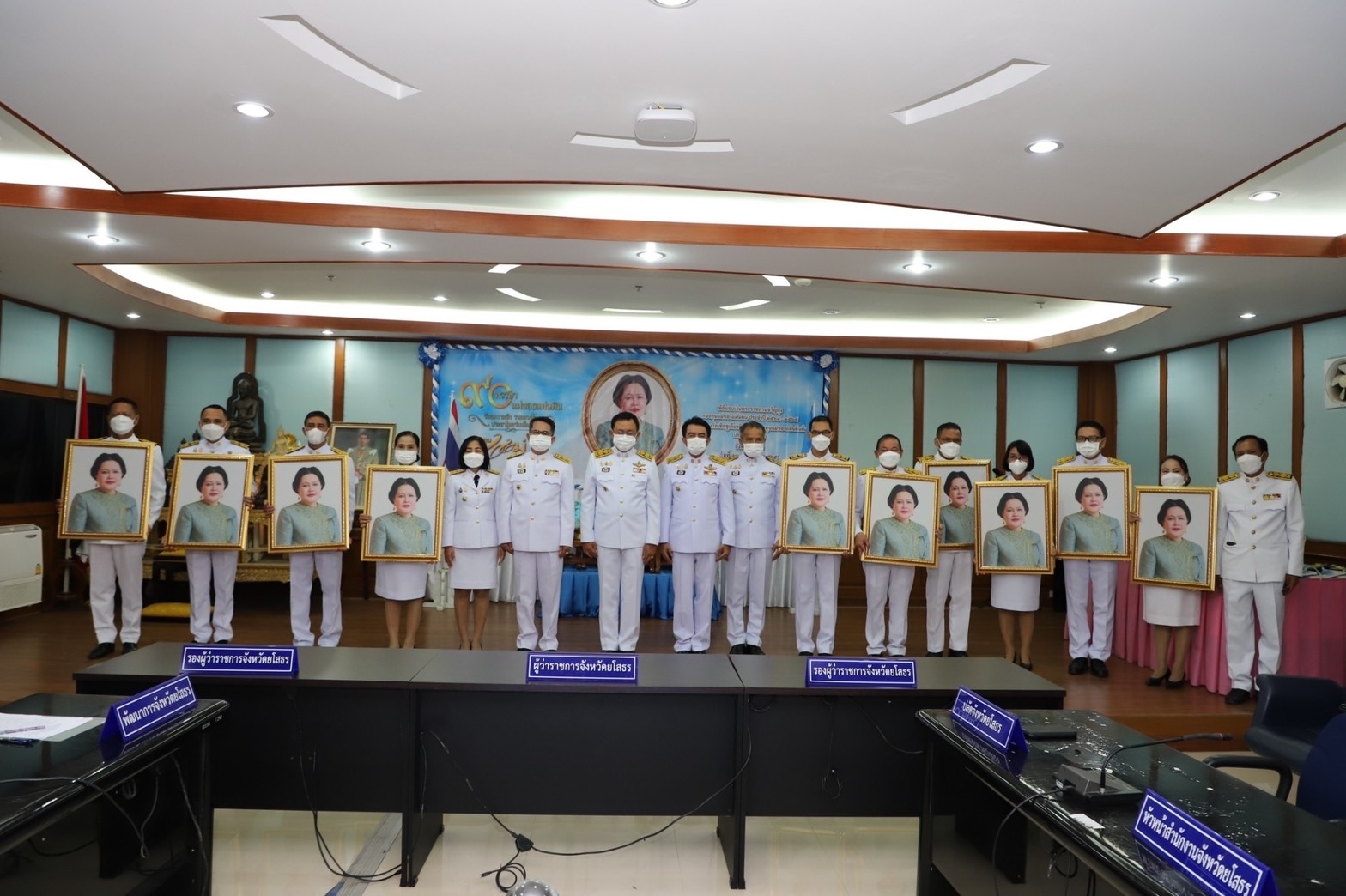 จังหวัดยโสธร จัดพิธีมอบเงินพระราชทานขวัญถุงกองทุนแม่ของแผ่นดิน ประจำปี 2564-2565 และรางวัลเชิดชูเกียรติกองทุนแม่ของแผ่นดินดีเด่น จังหวัดยโสธร ประจำปี 2565 ภายใต้แนวคิด 90 พรรษา แม่ของแผ่นดิน “ร้อยความรัก รวมดวงใจ ประชาไทยร่มเย็น”