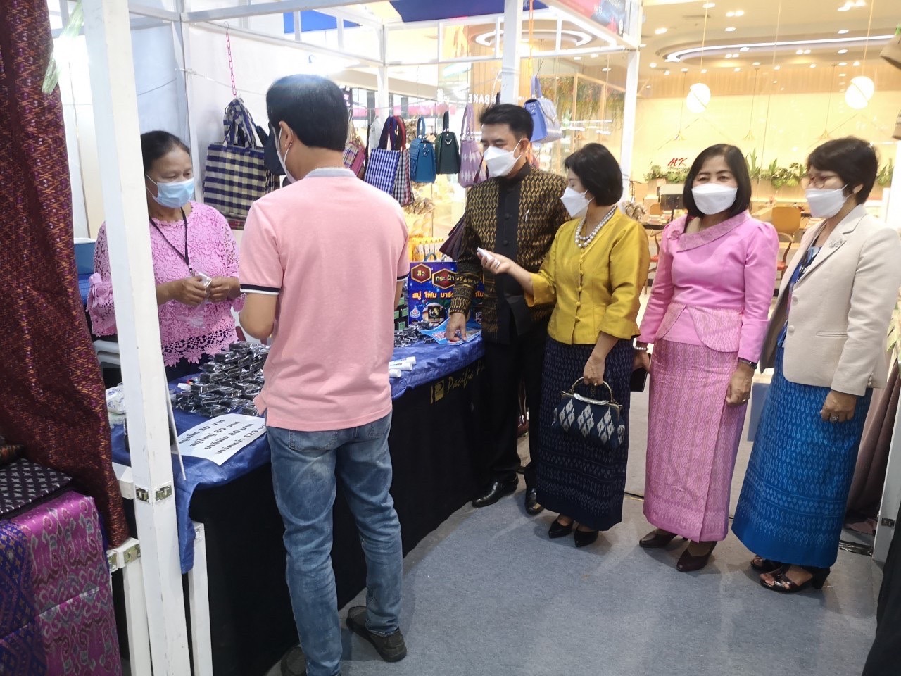 ?พช.ยโสธร เดินหน้าขับเคลื่อนเศรษฐกิจฐานราก กระตุ้นเศรษฐกิจ “จัดงานแสดงและจำหน่ายผลิตภัณฑ์ OTOP ต่างจังหวัด” ใน เทศกาลของดีเมืองบั้งไฟวิถียโสธร ณ ศูนย์การค้าแปซิฟิค พาร์ค (ชั้น B) อำเภอศรีราชา จังหวัดชลบุรี