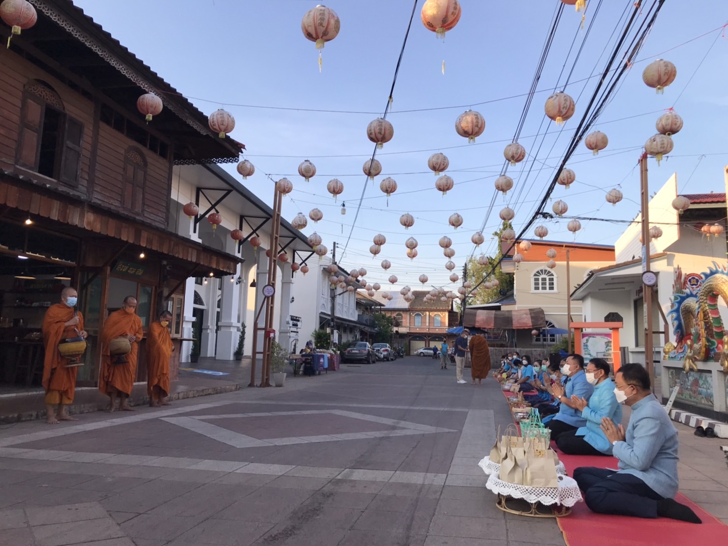 พช.ยโสธร  ร่วมอนุรักษ์ศิลป์ผ้าถิ่นไทย สวมผ้าไทยใส่ให้สนุก  ให้ทันสมัย  ทำบุญตักบาตรพระสงฆ์ คนเดินเมืองเก่า (บ้านสิงห์ท่า) ต.ในเมือง อ.เมืองยโสธร จ.ยโสธร