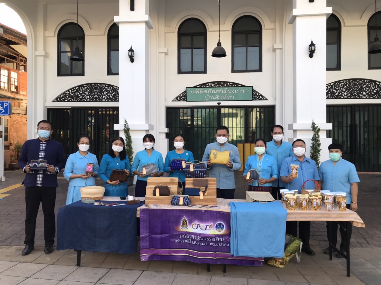 พช.ยโสธร  ร่วมอนุรักษ์ศิลป์ผ้าถิ่นไทย สวมผ้าไทยใส่ให้สนุก  ให้ทันสมัย  ทำบุญตักบาตรพระสงฆ์ คนเดินเมืองเก่า (บ้านสิงห์ท่า) ต.ในเมือง อ.เมืองยโสธร จ.ยโสธร