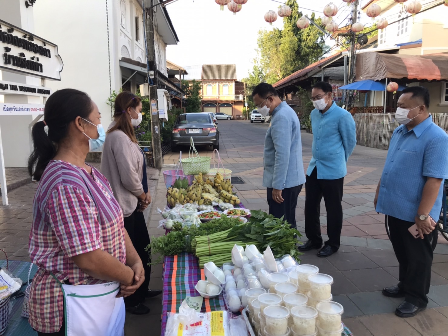 พช.ยโสธร  ร่วมอนุรักษ์ศิลป์ผ้าถิ่นไทย สวมผ้าไทยใส่ให้สนุก  ให้ทันสมัย  ทำบุญตักบาตรพระสงฆ์ คนเดินเมืองเก่า (บ้านสิงห์ท่า) ต.ในเมือง อ.เมืองยโสธร จ.ยโสธร