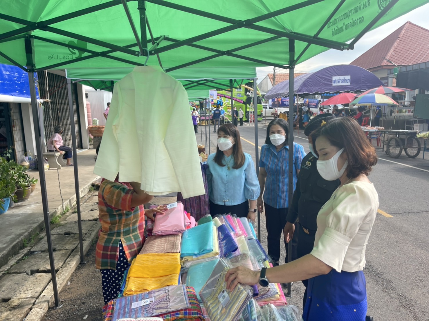 พช.ยโสธร   ร่วมกิจกรรมเปิดตลาดนัดคนไทยยิ้มได้ระดับอำเภอ