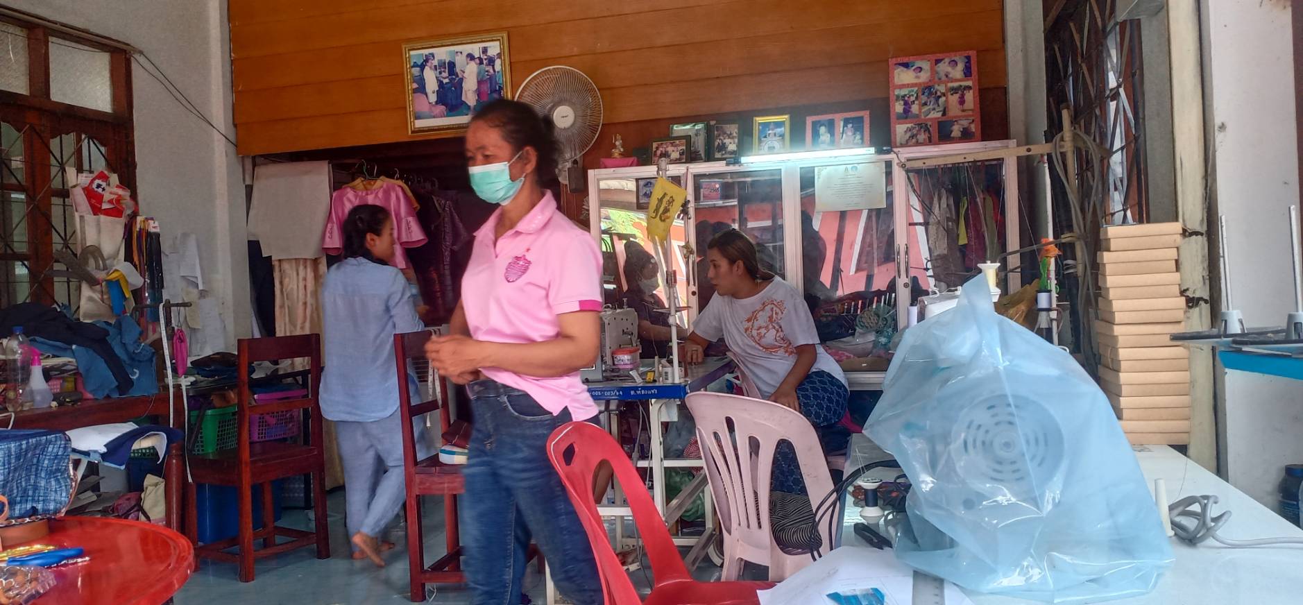 ?พช.ยโสธร ติดตามสนับสนุน การพัฒนาและยกระดับ กลุ่มผู้ผลิต ผู้ประกอบการ OTOP ประเภทผ้าและเครื่องแต่งกาย กลุ่มทอผ้ามัดหมี่ ผ้าพื้นเมือง บ้านห้องแซง หมู่ 18 ต.ห้องแซง และกลุ่มสัมมาชีพทอผ้าบ้านห้องแซงใต้ หมู่ 11 ต.ห้องแซง อ.เลิงนกทา