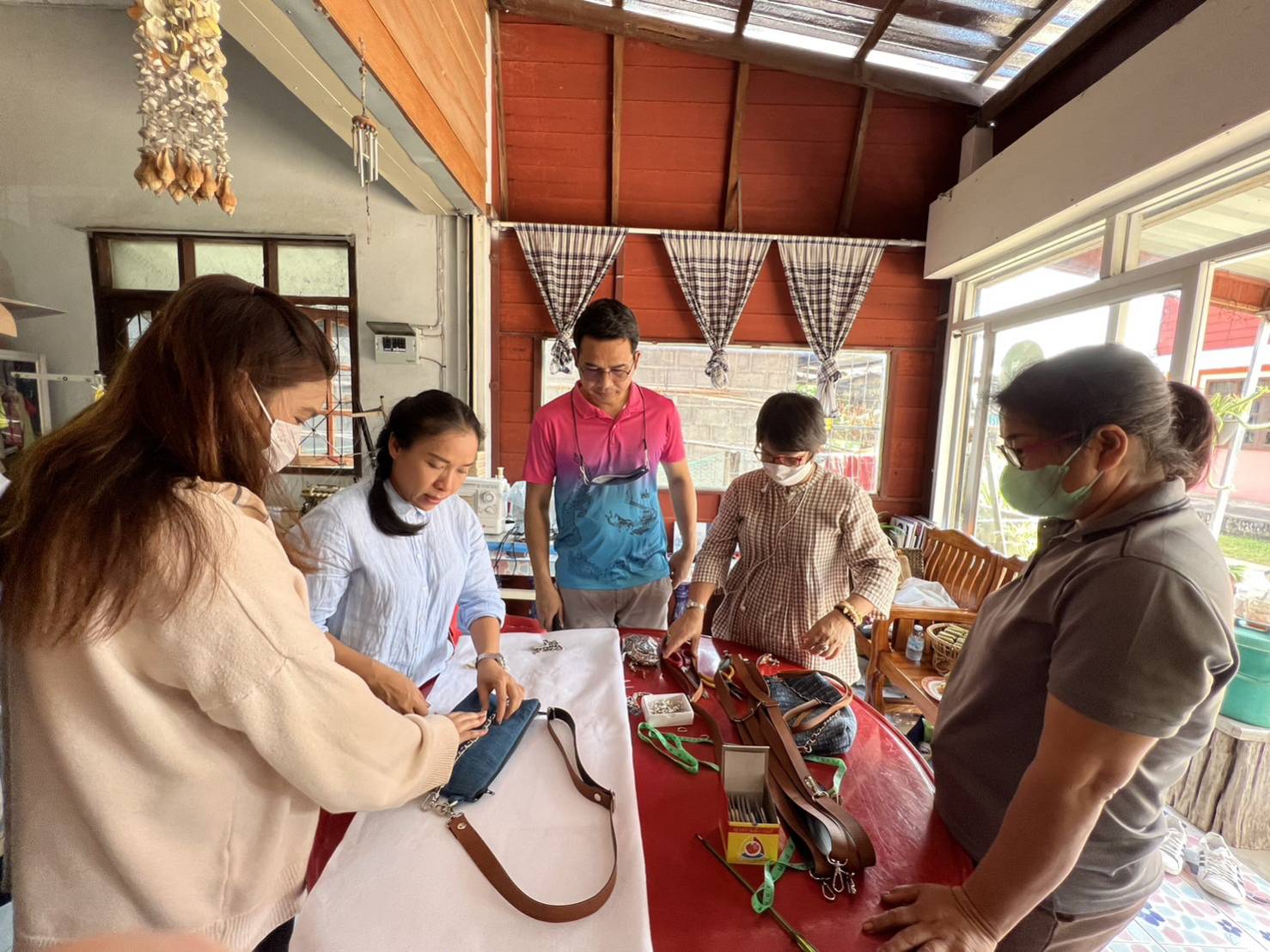 ?พช.ยโสธร ติดตามสนับสนุน การพัฒนาและยกระดับ กลุ่มผู้ผลิต ผู้ประกอบการ OTOP ประเภทผ้าและเครื่องแต่งกาย กลุ่มทอผ้ามัดหมี่ ผ้าพื้นเมือง บ้านห้องแซง หมู่ 18 ต.ห้องแซง และกลุ่มสัมมาชีพทอผ้าบ้านห้องแซงใต้ หมู่ 11 ต.ห้องแซง อ.เลิงนกทา