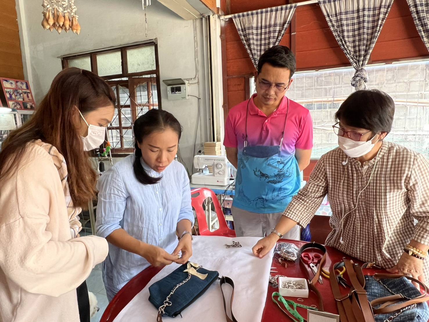 ?พช.ยโสธร ติดตามสนับสนุน การพัฒนาและยกระดับ กลุ่มผู้ผลิต ผู้ประกอบการ OTOP ประเภทผ้าและเครื่องแต่งกาย กลุ่มทอผ้ามัดหมี่ ผ้าพื้นเมือง บ้านห้องแซง หมู่ 18 ต.ห้องแซง และกลุ่มสัมมาชีพทอผ้าบ้านห้องแซงใต้ หมู่ 11 ต.ห้องแซง อ.เลิงนกทา