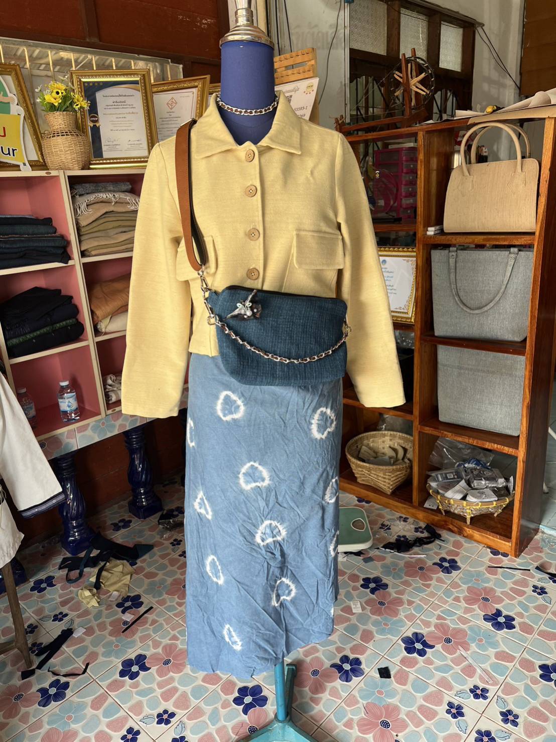 ?พช.ยโสธร ติดตามสนับสนุน การพัฒนาและยกระดับ กลุ่มผู้ผลิต ผู้ประกอบการ OTOP ประเภทผ้าและเครื่องแต่งกาย กลุ่มทอผ้ามัดหมี่ ผ้าพื้นเมือง บ้านห้องแซง หมู่ 18 ต.ห้องแซง และกลุ่มสัมมาชีพทอผ้าบ้านห้องแซงใต้ หมู่ 11 ต.ห้องแซง อ.เลิงนกทา