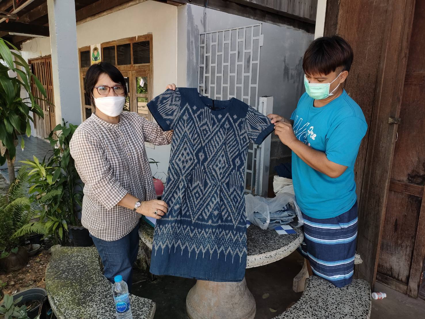 ?พช.ยโสธร ติดตามสนับสนุน การพัฒนาและยกระดับ กลุ่มผู้ผลิต ผู้ประกอบการ OTOP ประเภทผ้าและเครื่องแต่งกาย กลุ่มทอผ้ามัดหมี่ ผ้าพื้นเมือง บ้านห้องแซง หมู่ 18 ต.ห้องแซง และกลุ่มสัมมาชีพทอผ้าบ้านห้องแซงใต้ หมู่ 11 ต.ห้องแซง อ.เลิงนกทา